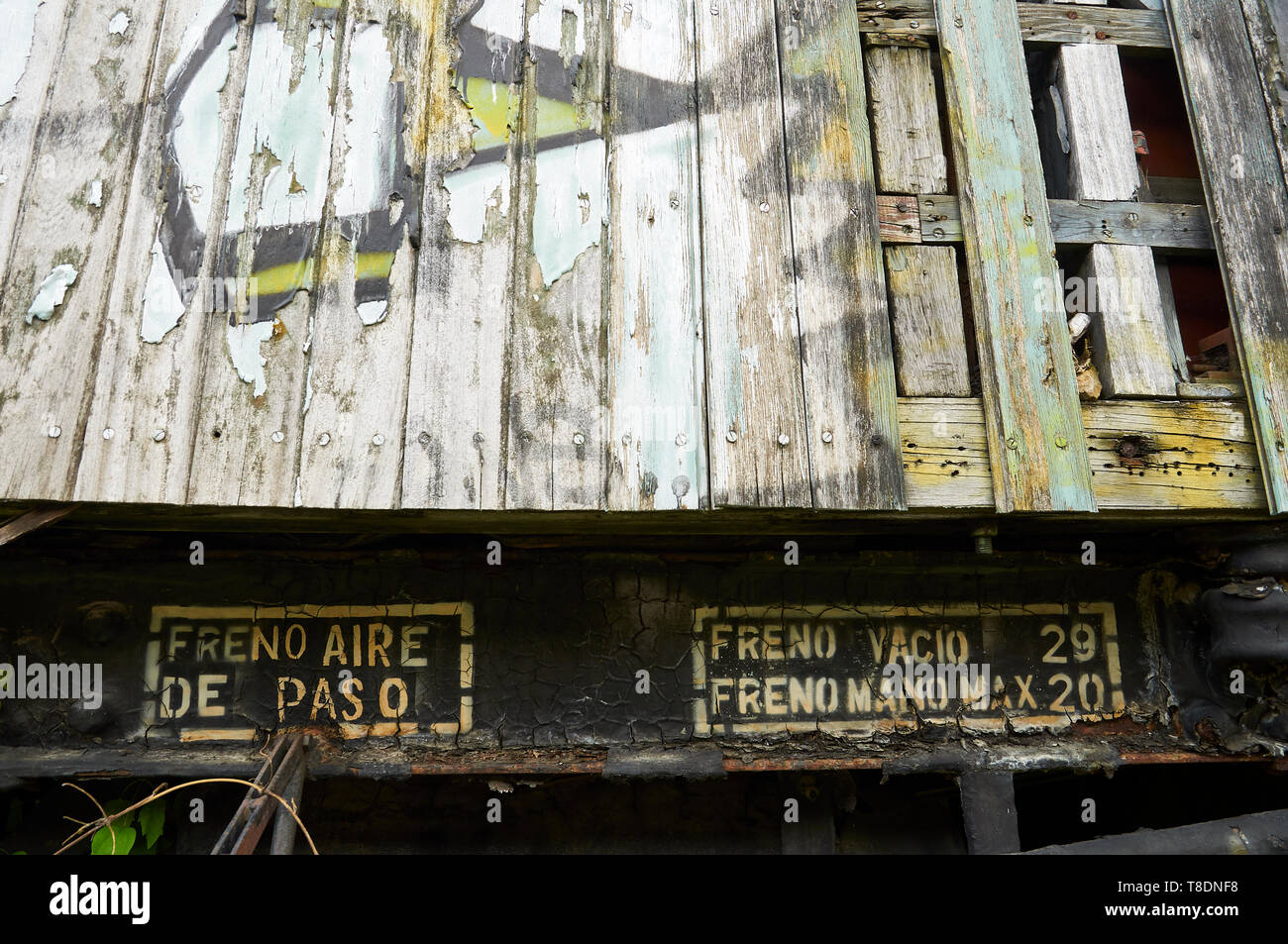 Detail aus Holz Auto Zug mit stop Bremse Schilder an den verlassenen Canfranc International Railway Station (Canfranc, Pyrenäen, Huesca, Aragón, Spanien) Stockfoto