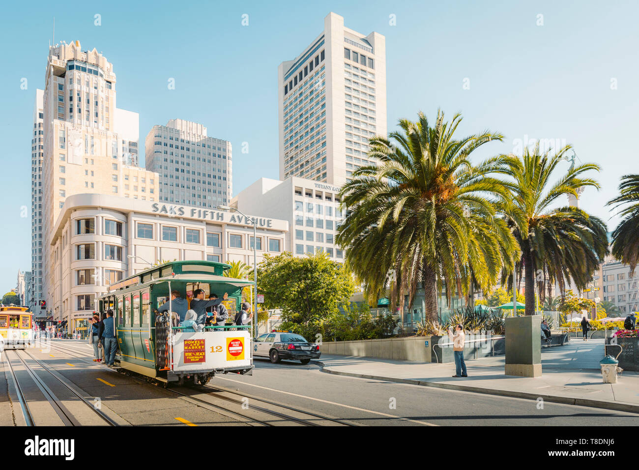 SEPTEMBER 4, 2016 - SAN FRANCISCO: Traditionelle Powell-Hyde Seilbahnen am Union Square im Zentrum von San Francisco im schönen goldenen Morgenlicht, Cali Stockfoto