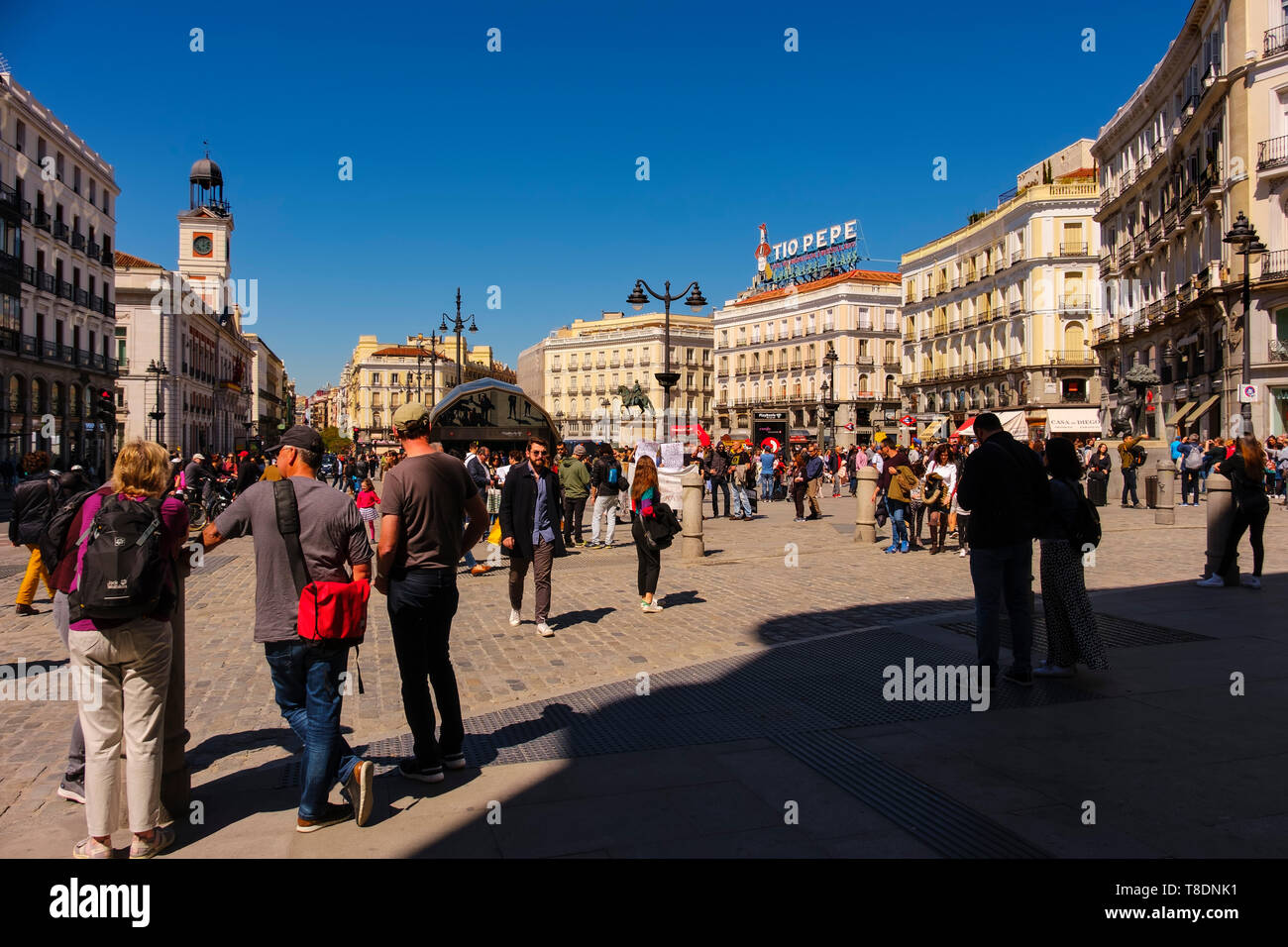 Das Leben auf der Straße Szene, der Puerta del Sol. Seit 1950 Kilometer Null bezeichnet der Spanischen radialen Straßen. Madrid, Spanien. Europa. Madrid, Spanien Stockfoto