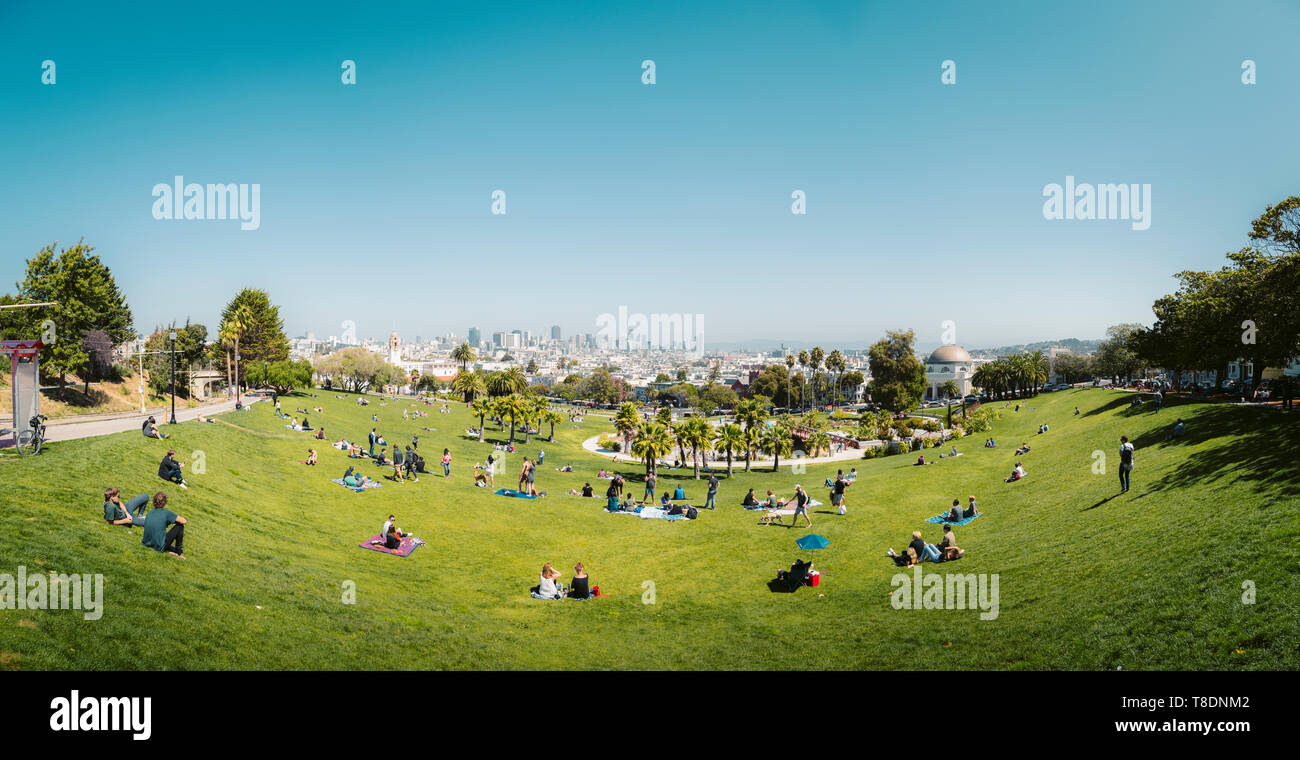 Panorama Leute genießen das sonnige Wetter in Mission Dolores Park, San Francisco, USA Stockfoto