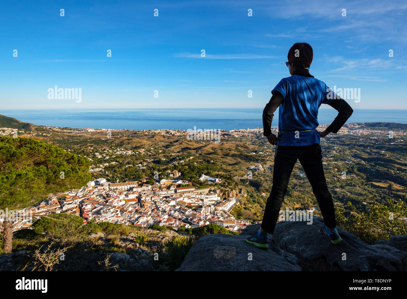 Wanderer. Panorama-Landschaft, weiße Villa von Mijas & Fuengirola. Provinz Malaga Costa del Sol Andalusien Südspanien, Europa Stockfoto