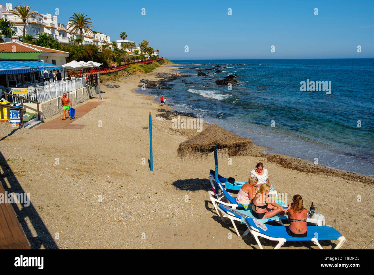 Touristen am Strand. Mijas Costa, Provinz Malaga, Costa del Sol, Mittelmeer, Andalusien, Spanien-Europa Stockfoto