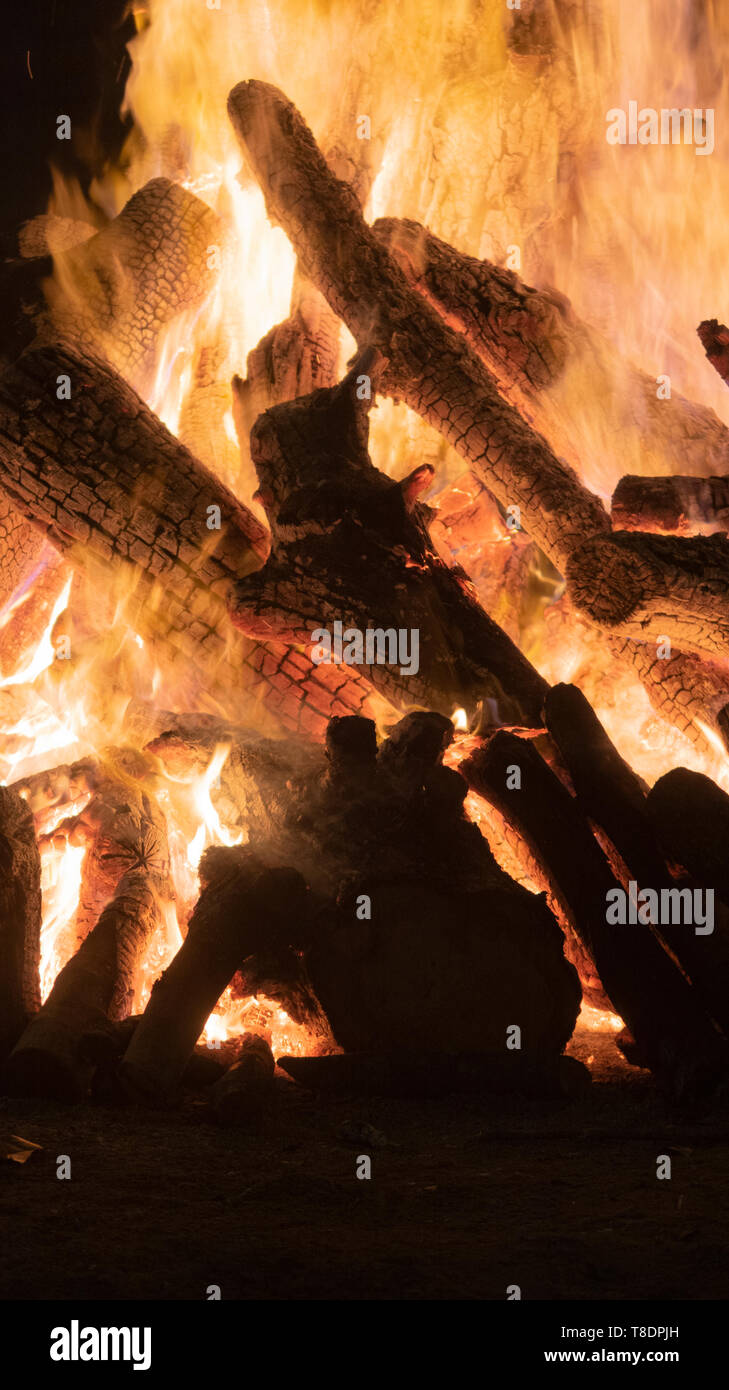 Holz Lagerfeuer Hintergrund. Das Verbrennen von Holz. Fest der Sommersonnenwende in Katalonien. Sommer Eingang. Beginn der Sommerferien. Stockfoto