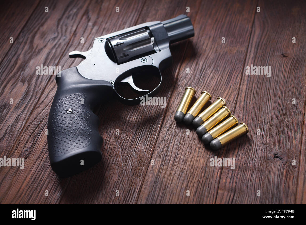 Illegale Pistole mit Patronen auf hölzernen Tisch Stockfoto