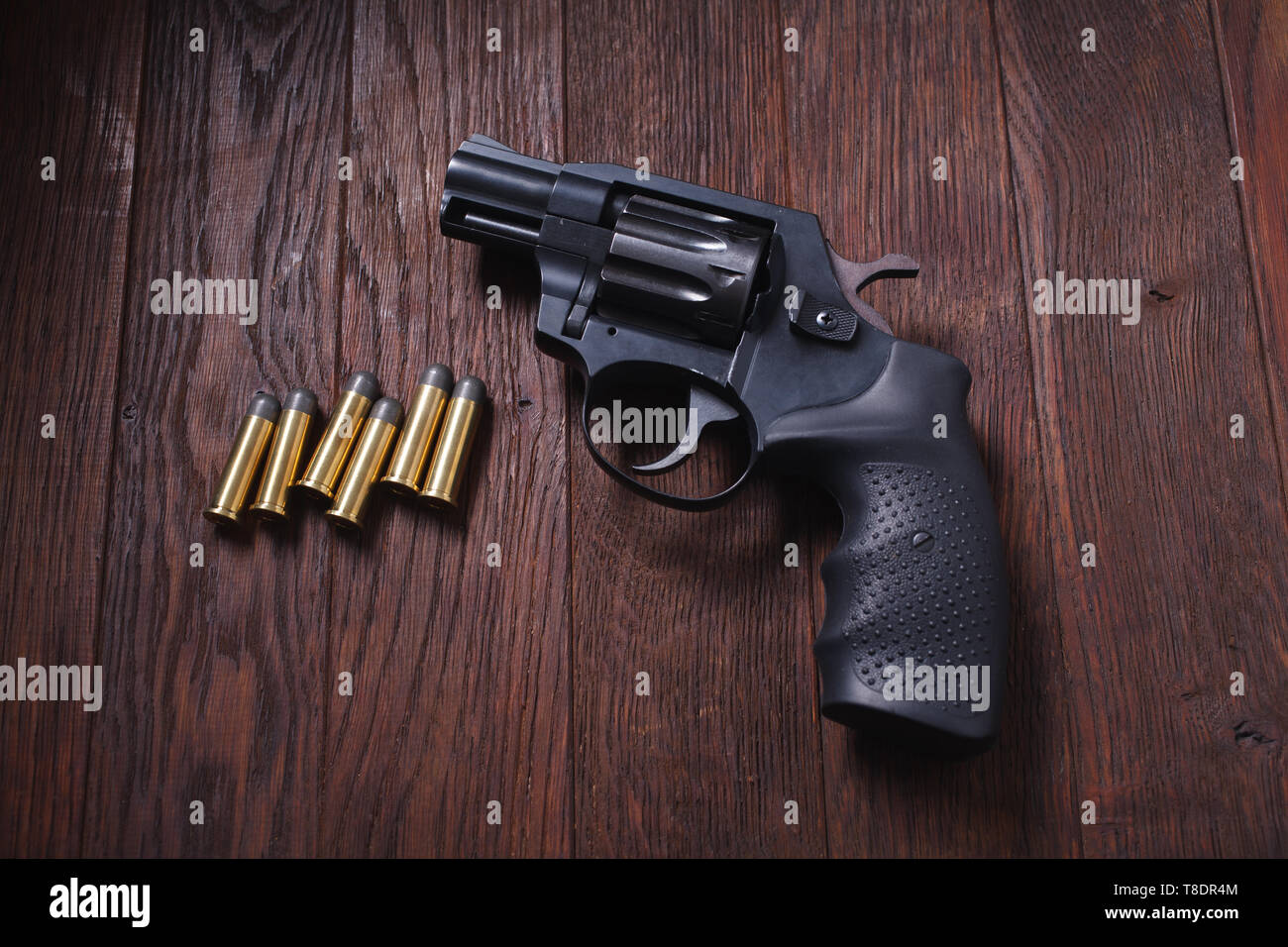 Illegale Pistole mit Patronen auf hölzernen Tisch Stockfoto