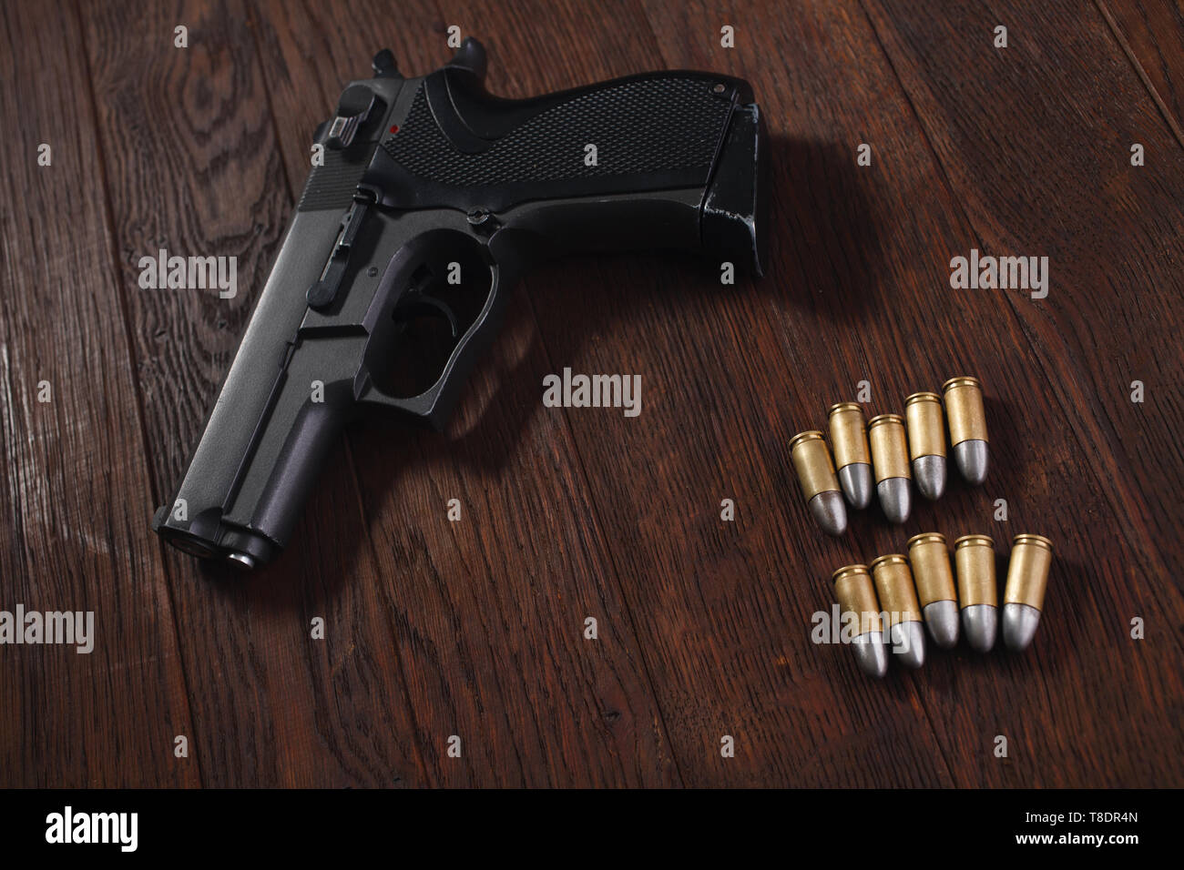 Illegale Pistole mit Patronen auf hölzernen Tisch Stockfoto