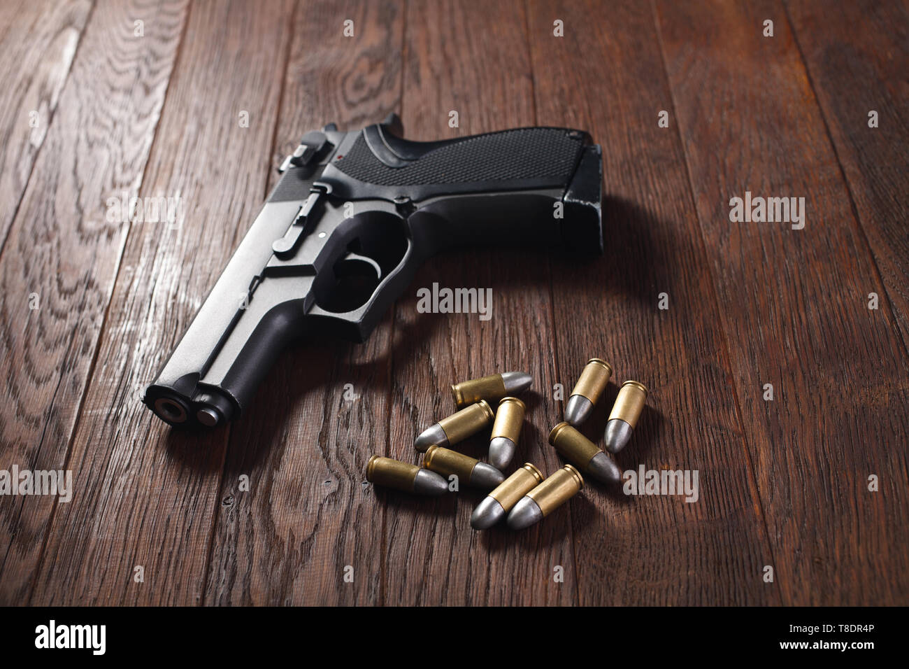 Illegale Pistole mit Patronen auf hölzernen Tisch Stockfoto