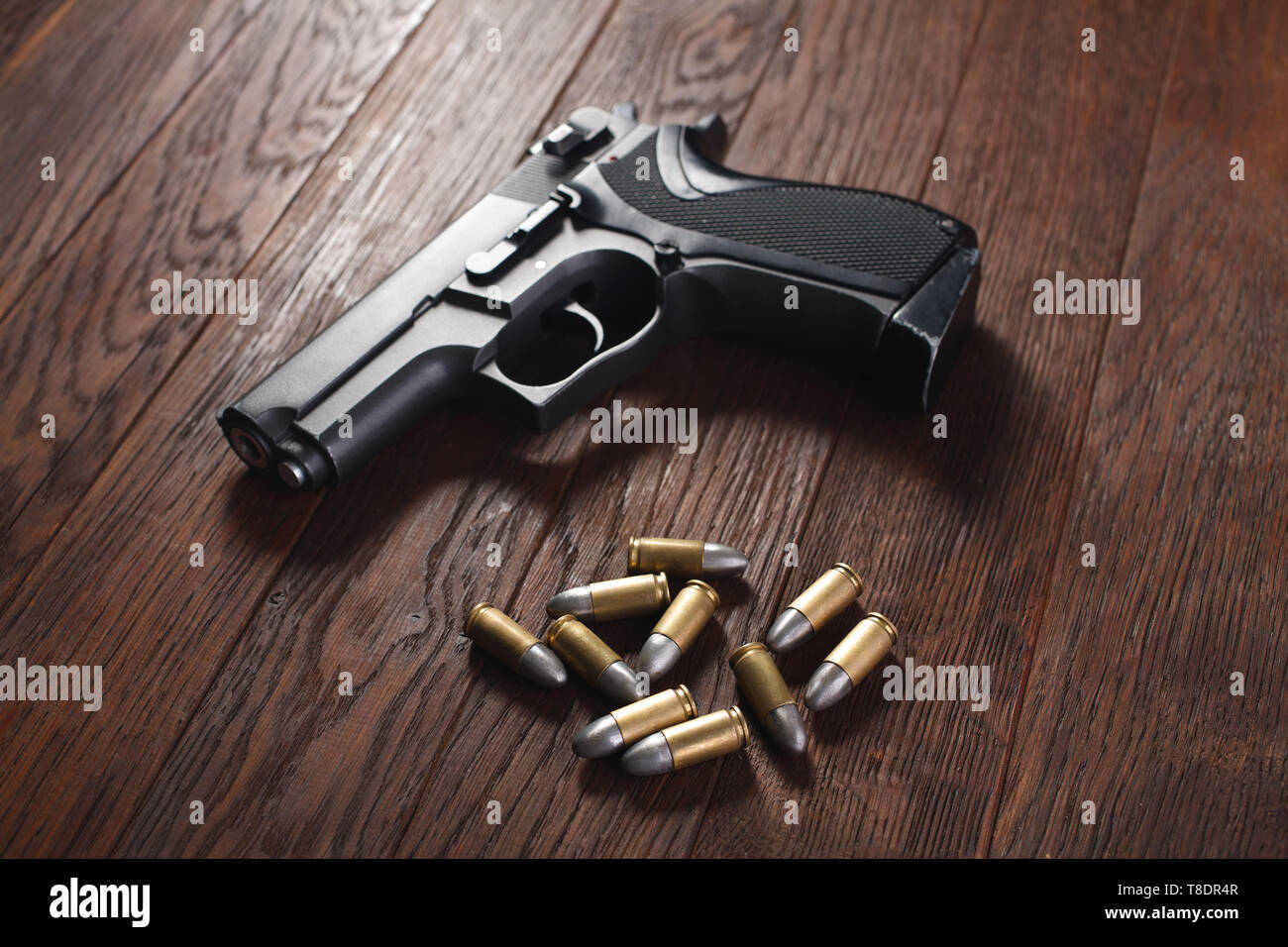 Illegale Pistole mit Patronen auf hölzernen Tisch Stockfoto