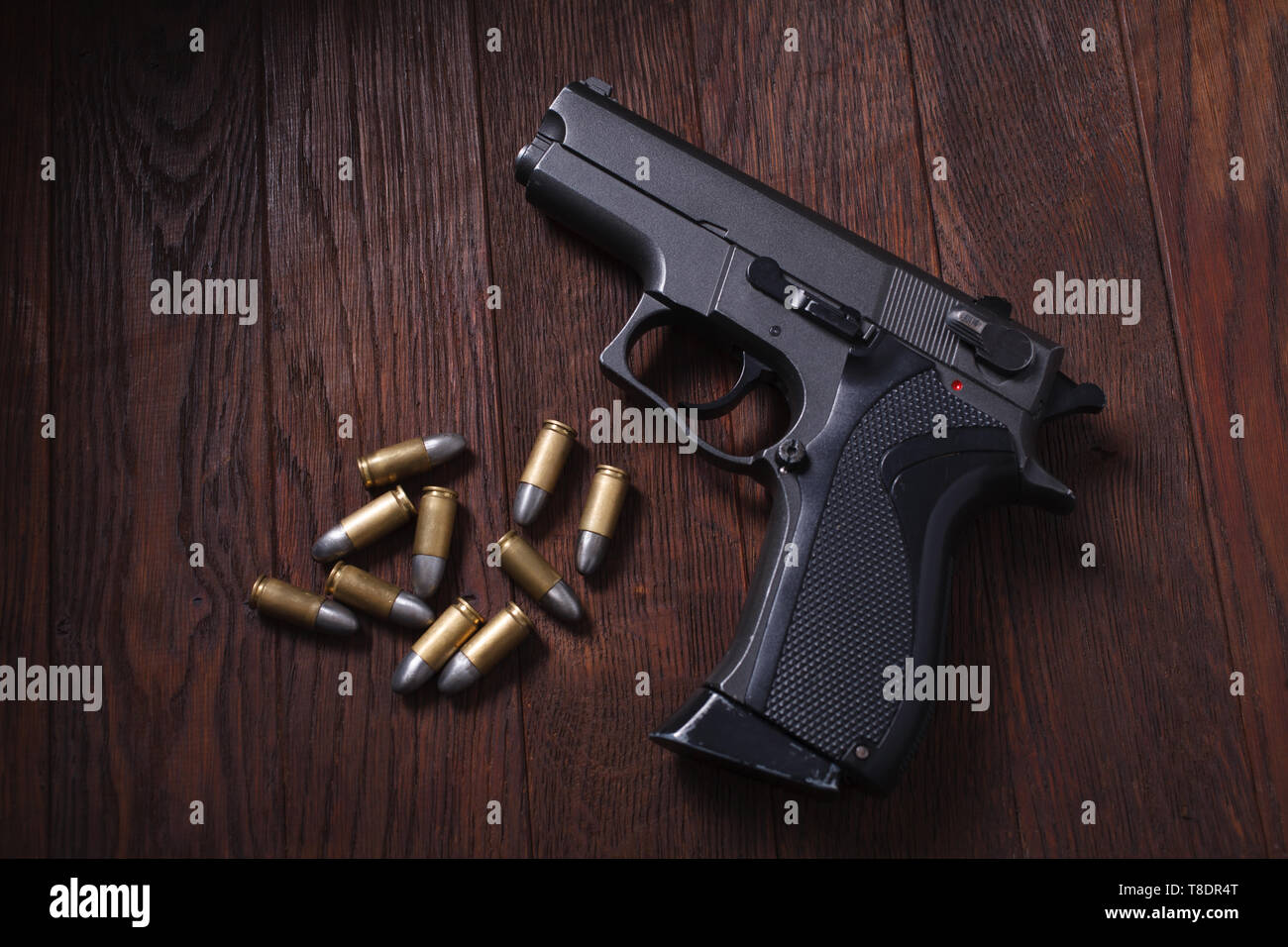 Illegale Pistole mit Patronen auf hölzernen Tisch Stockfoto