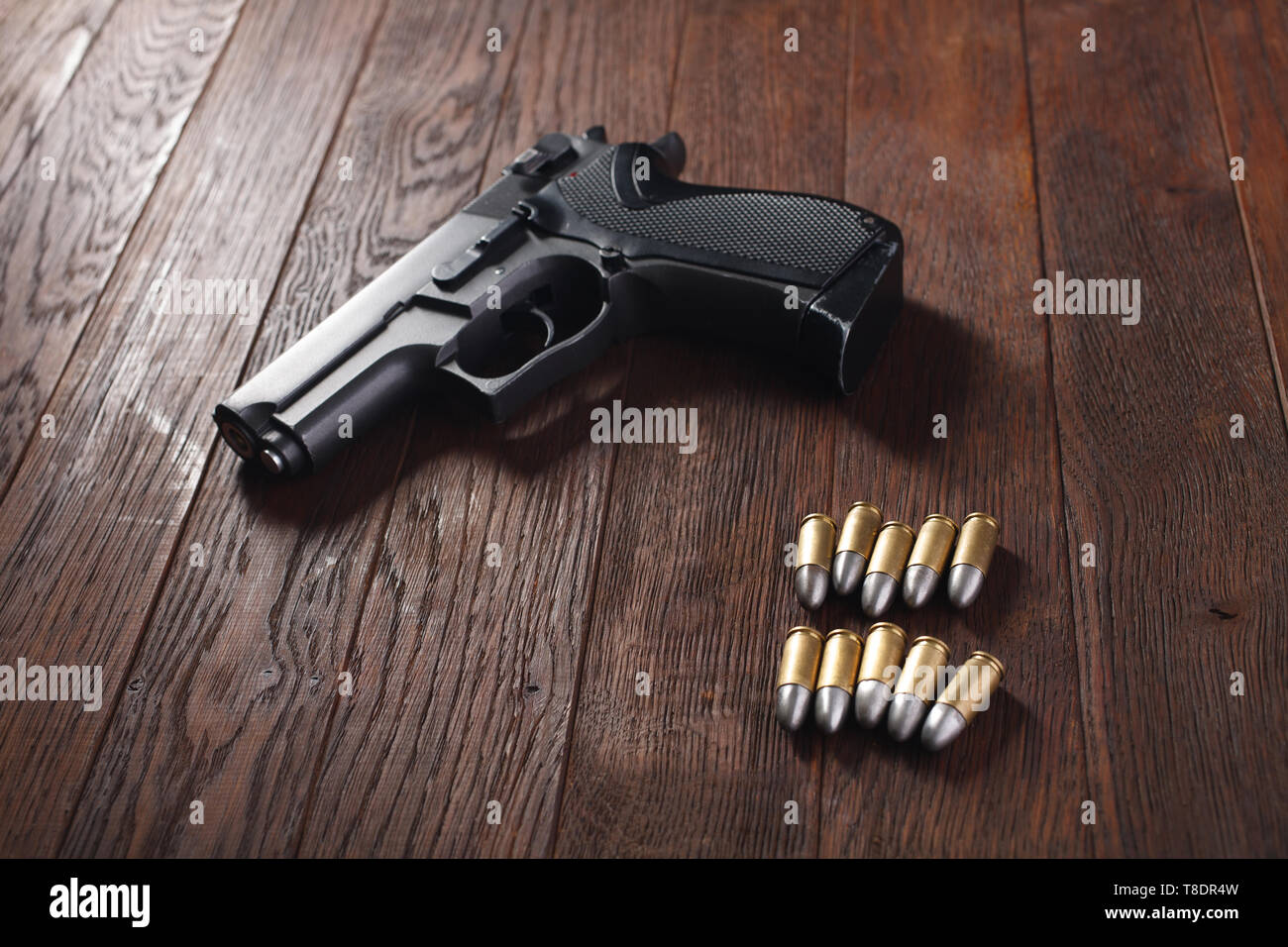 Illegale Pistole mit Patronen auf hölzernen Tisch Stockfoto