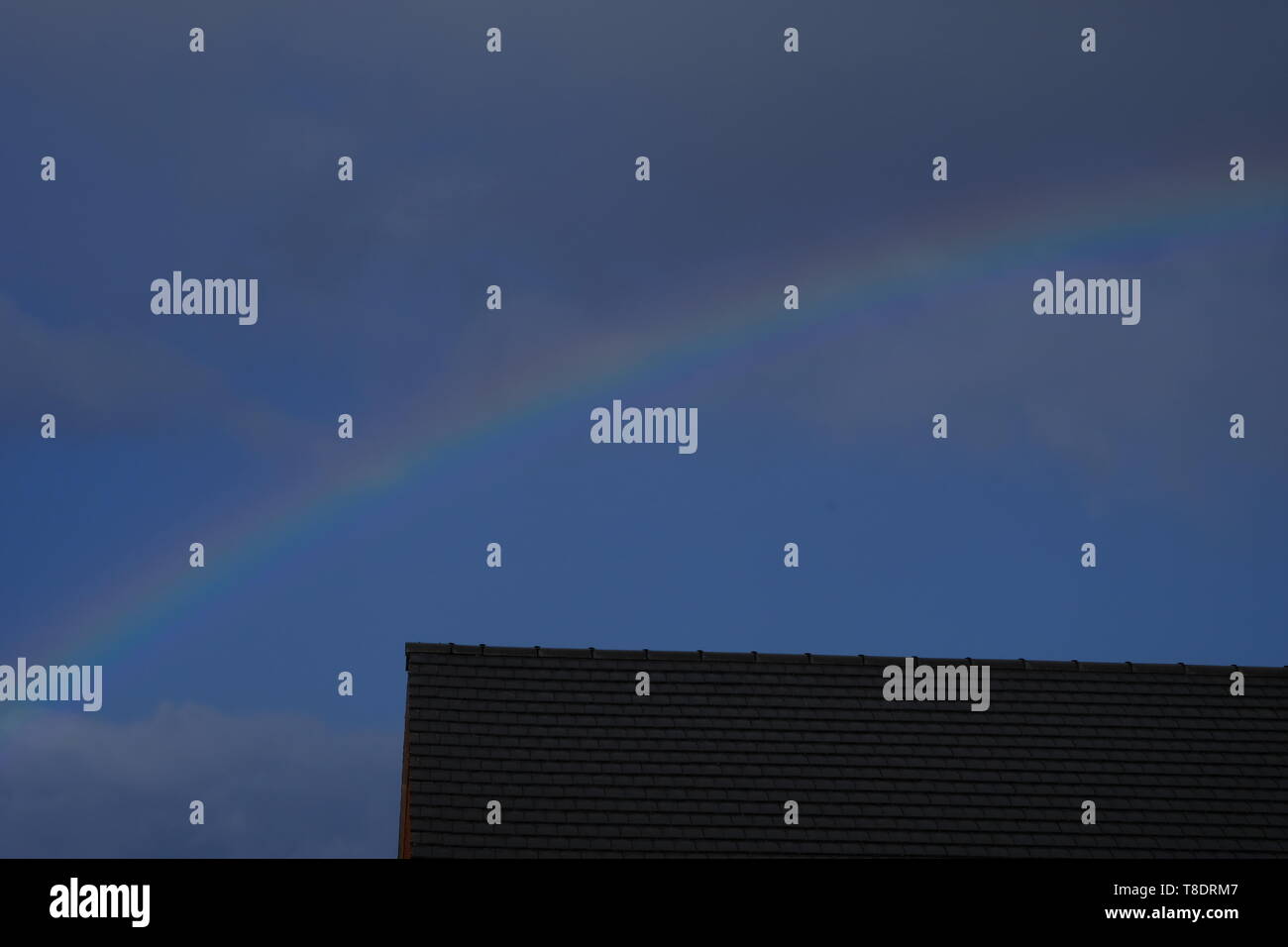 Regenbogen auf einem dunklen Himmel Stockfoto