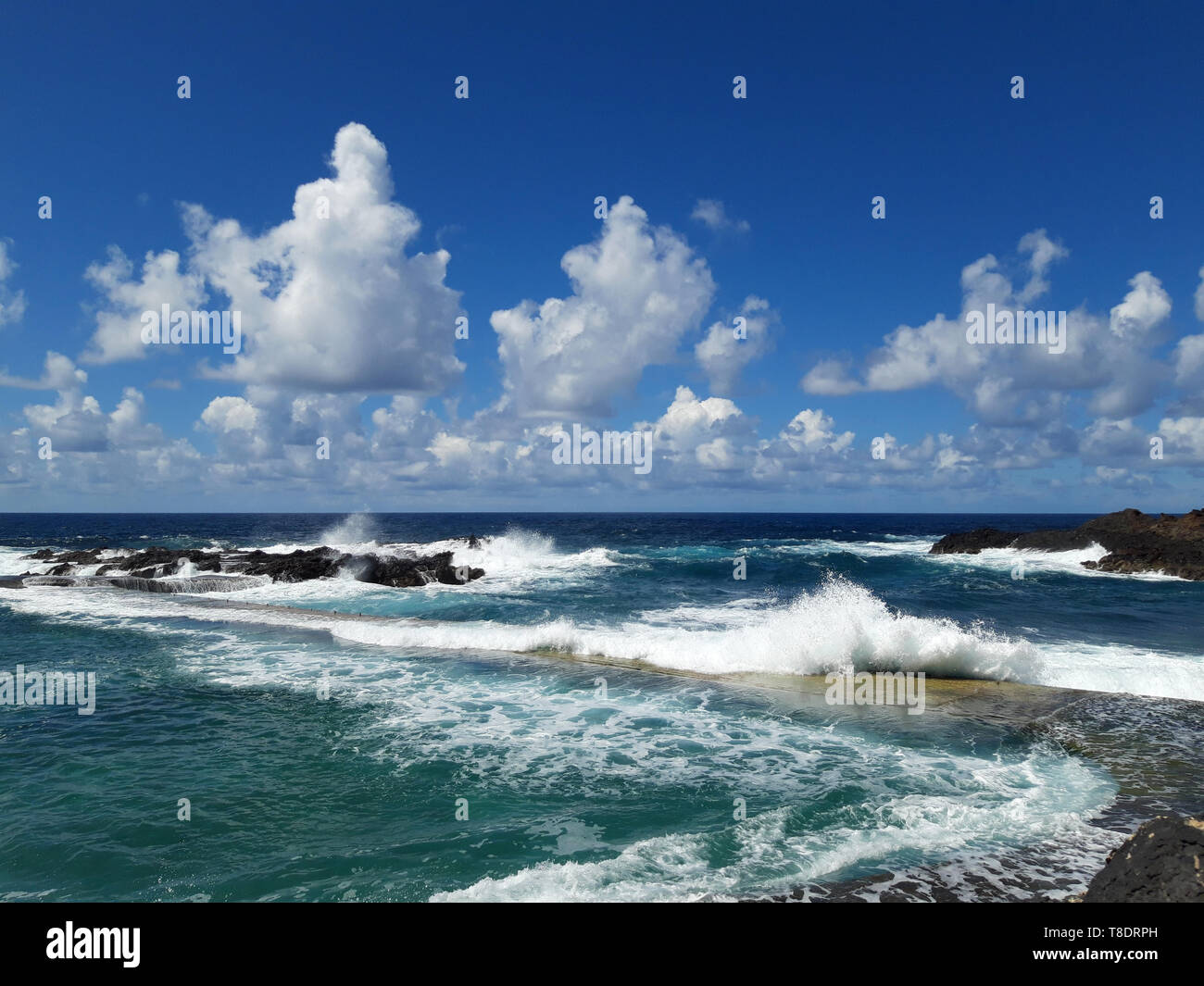 Mit Blick auf den Ozean und die Wellen plätschern auf felsigen Küste Stockfoto