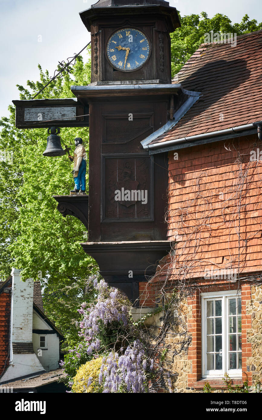 Die 'Jack der Schmied" auf der A 25 bei Abinger Hammer, Surrey, Großbritannien Stockfoto