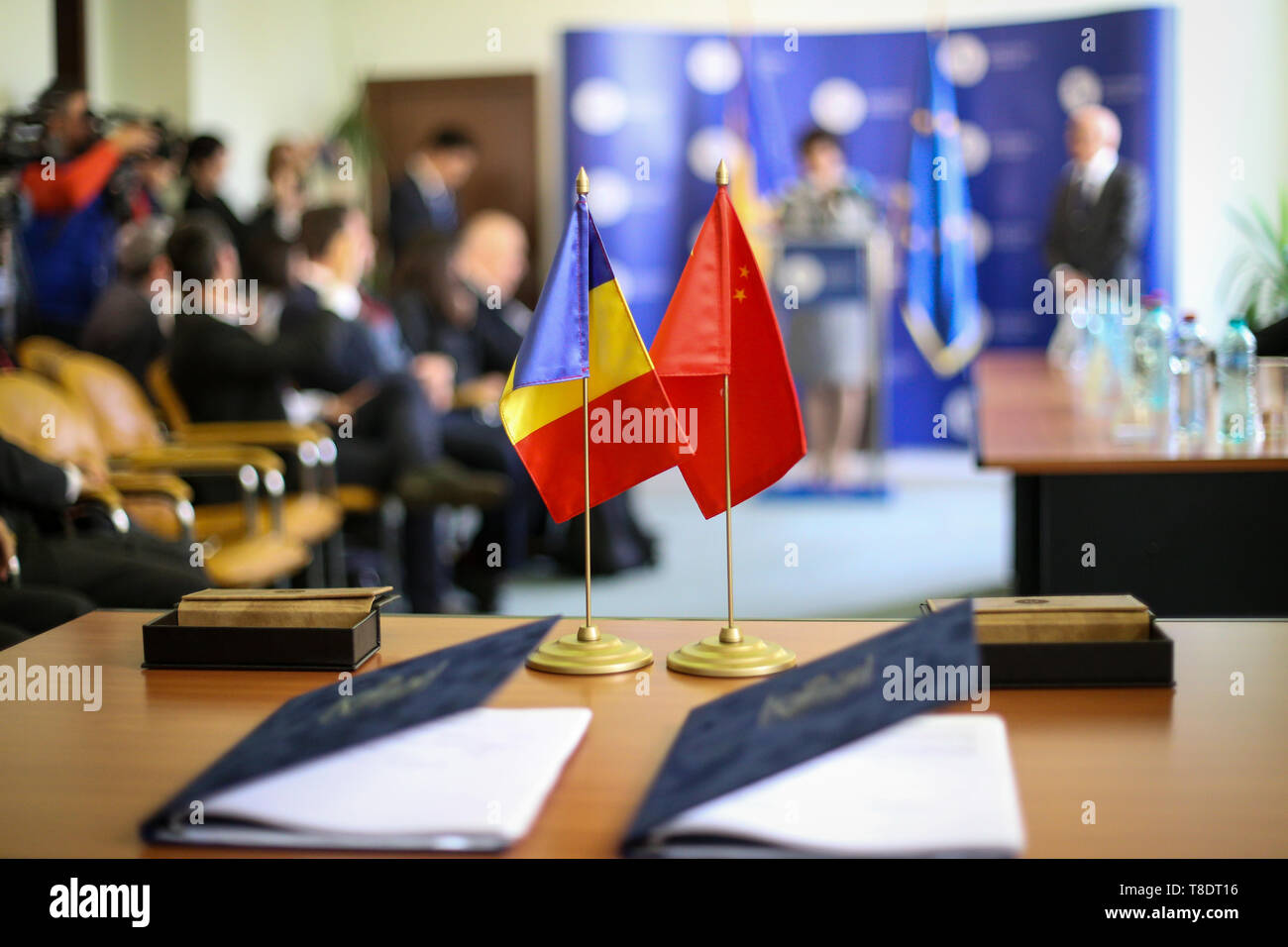 Rumänien und China Flaggen einer neben dem anderen auf eine Tabelle, in der Nähe der beiden signierten Dokumente. China-Romania bilaterale Beziehungen. Stockfoto