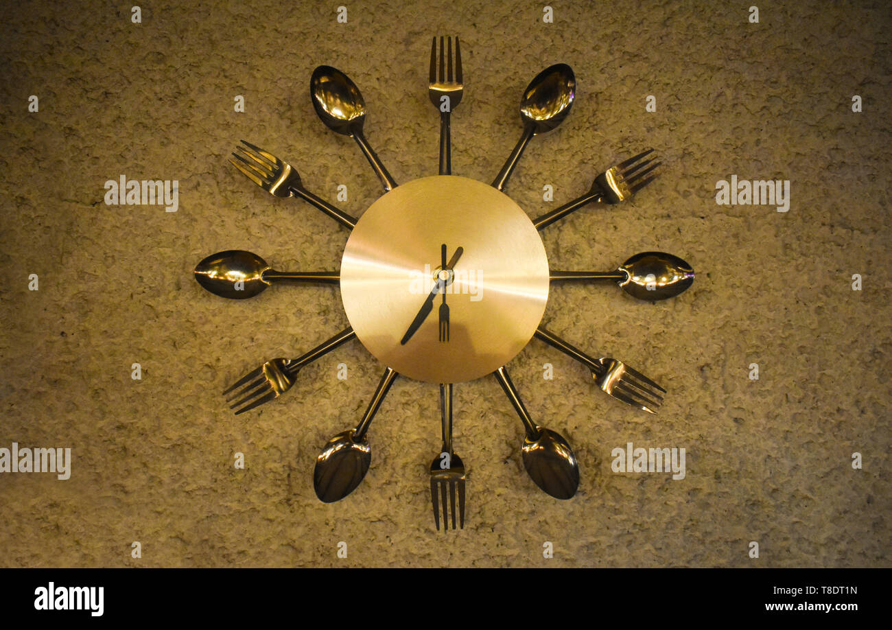 Metallisch glänzenden Watch besonders für Restaurants Dekoration mit Gabel, Löffel und Messer gemacht Stockfoto