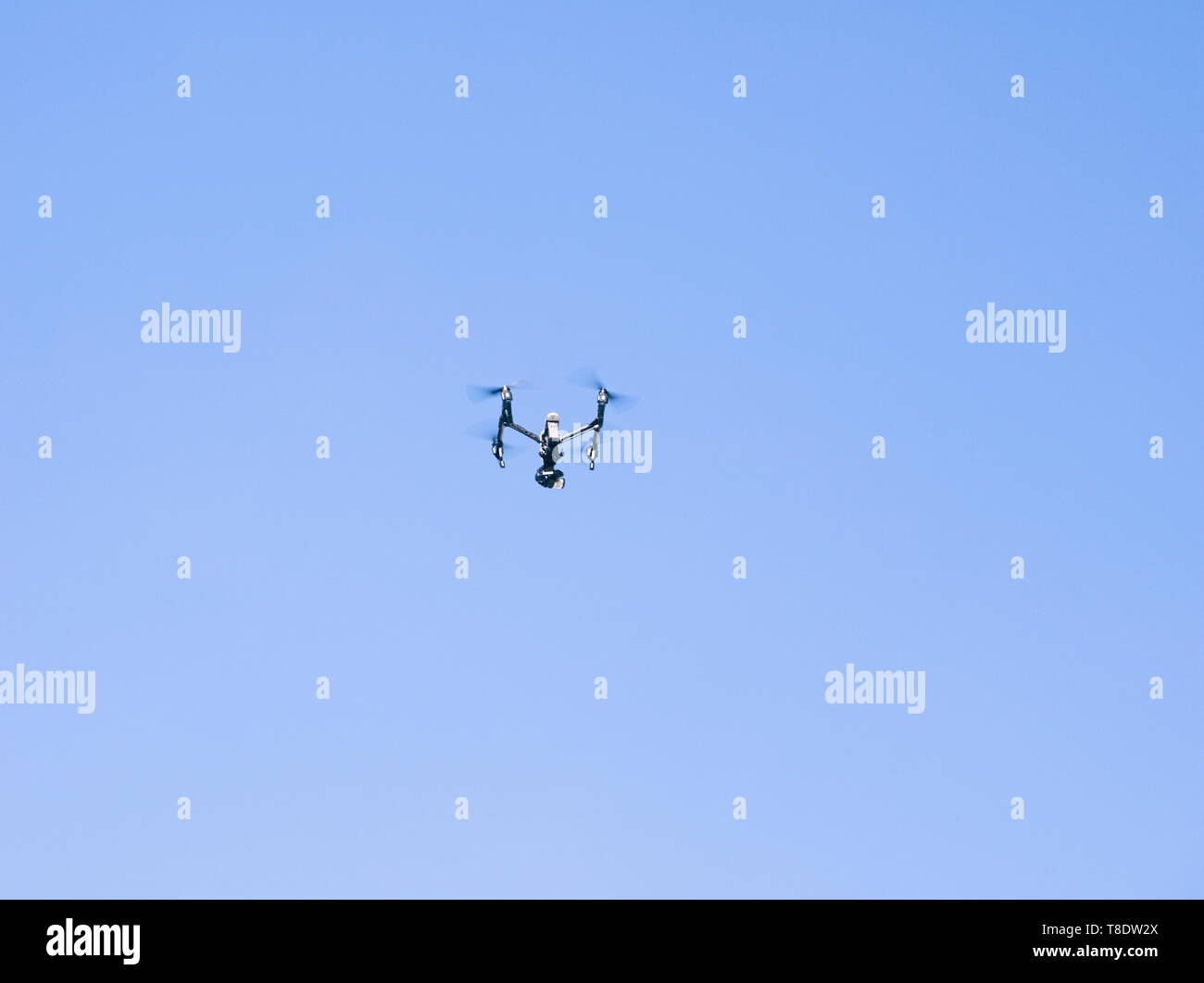 Brummen im Betrieb auf den klaren, blauen Himmel Stockfoto