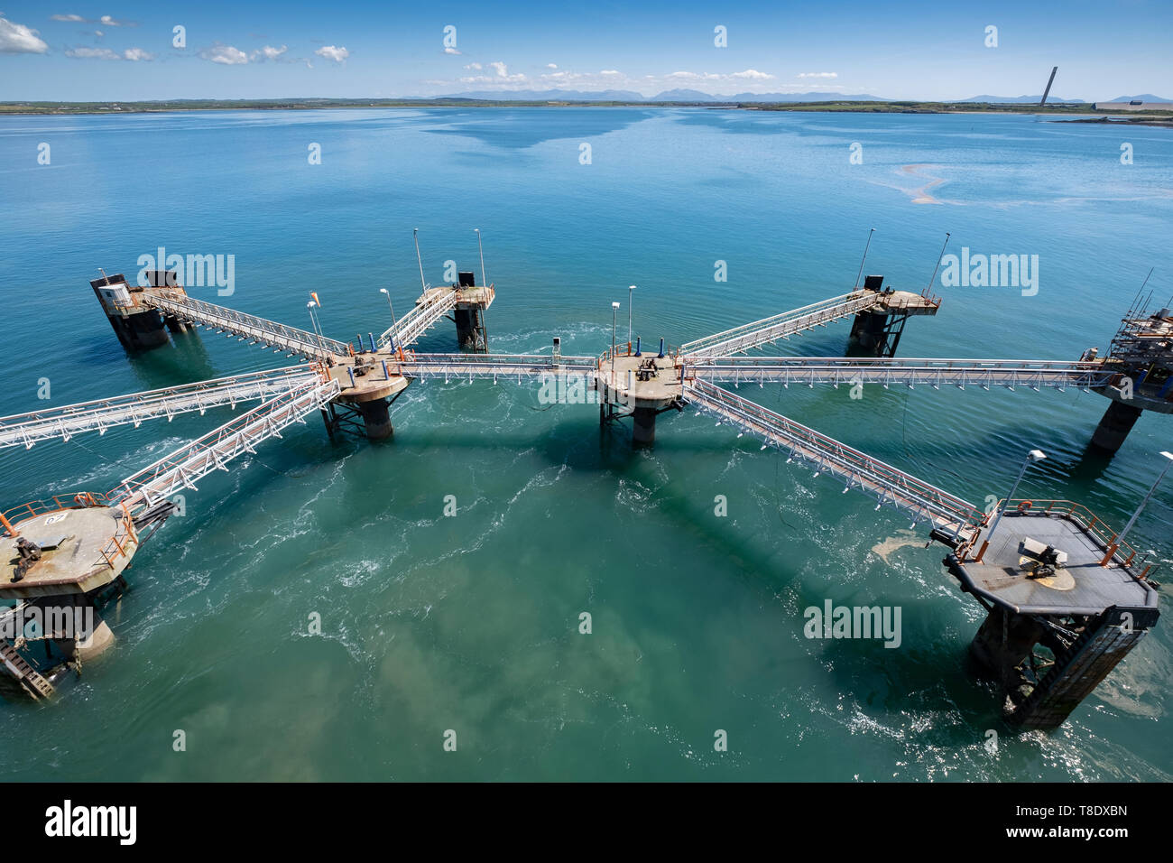 Schiff tanken Plattformen, die in der geschäftigen Hafen von Holyhead, Anglesey, Wales. Stockfoto