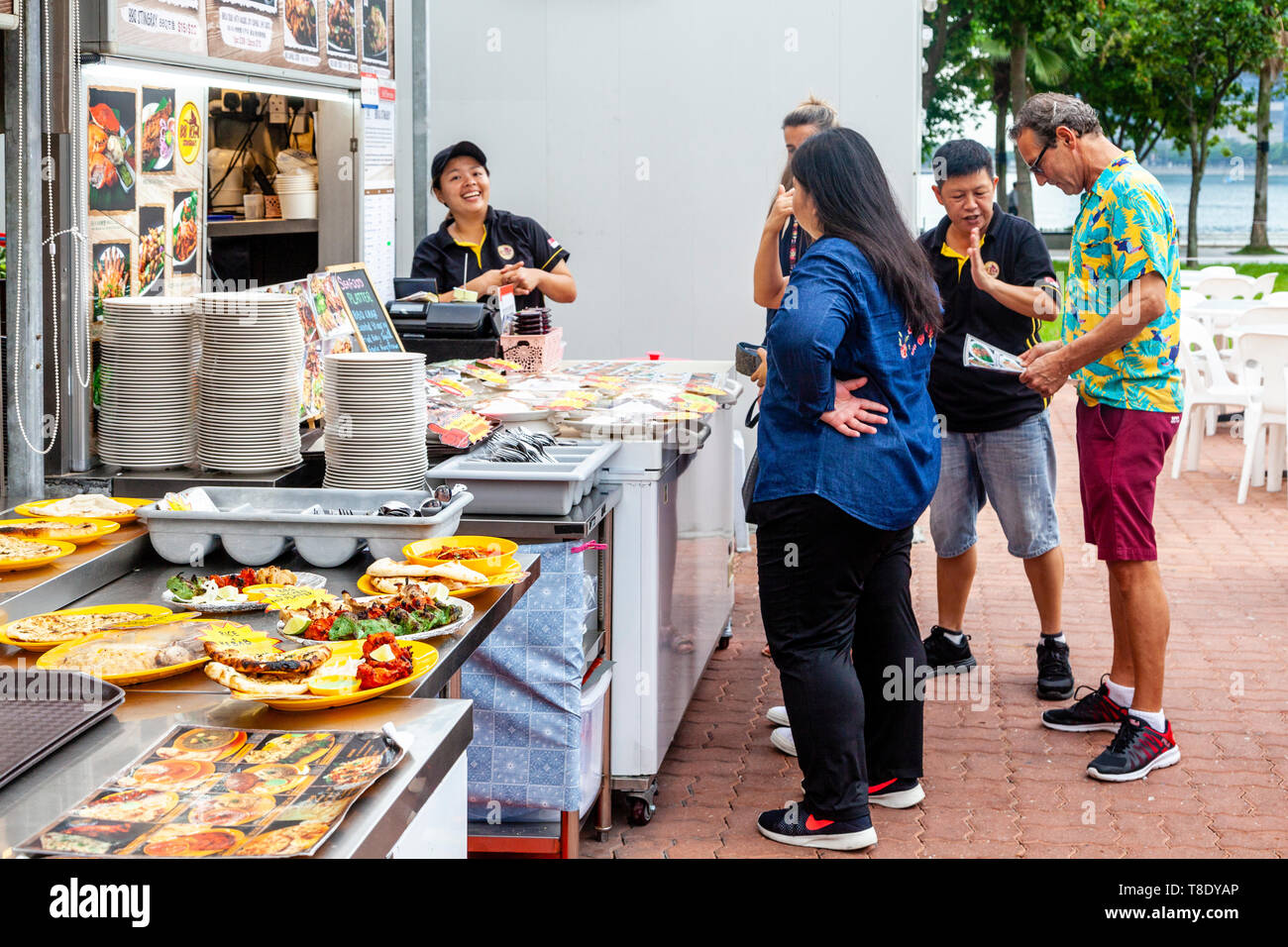 Touristen bei der äußeren Food Court in der Nähe des Raffles Avenue, Singapur, Südostasien Stockfoto
