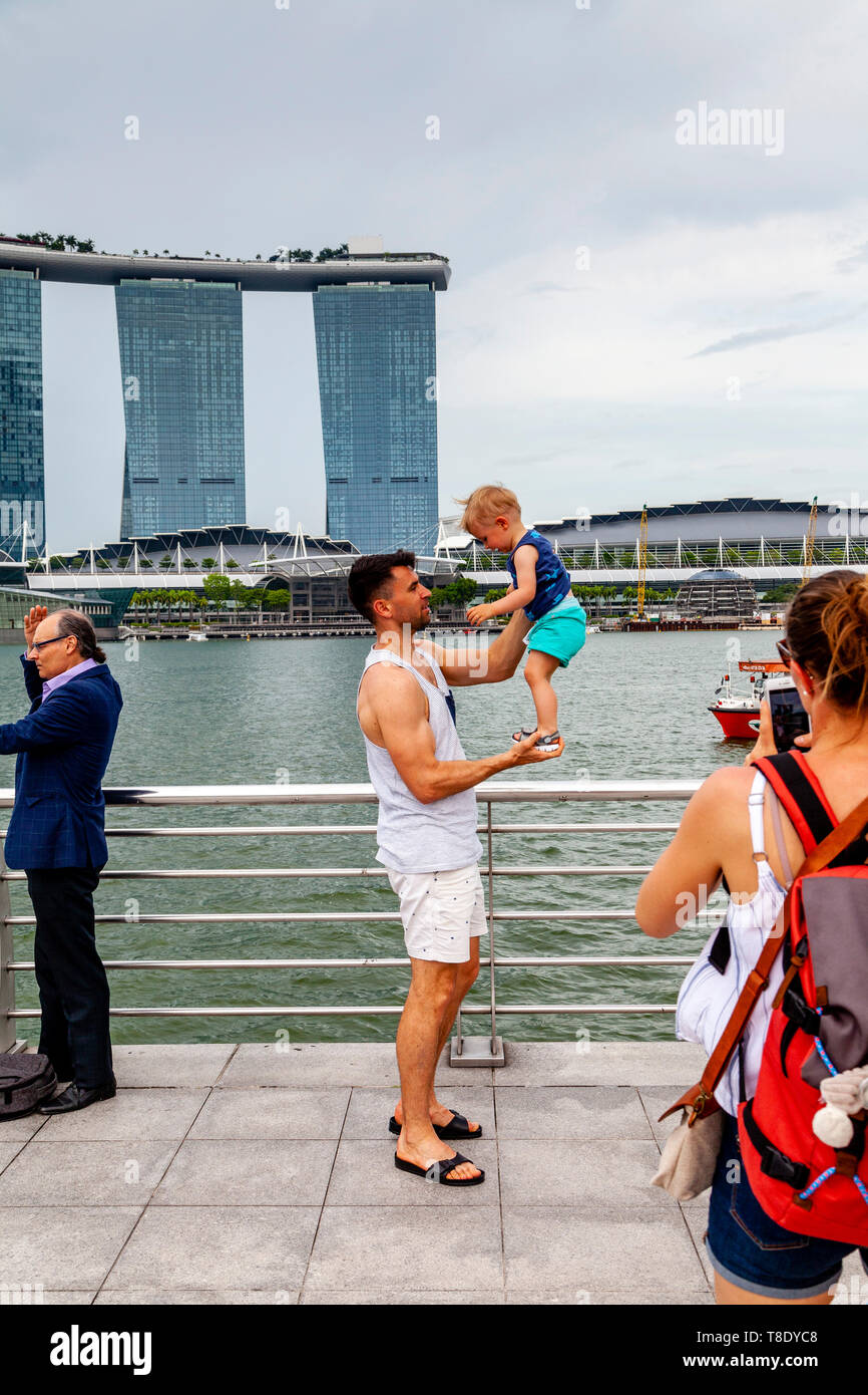 Touristen posieren für Fotos gegen die Skyline von Singapur, Singapur, Südostasien Stockfoto