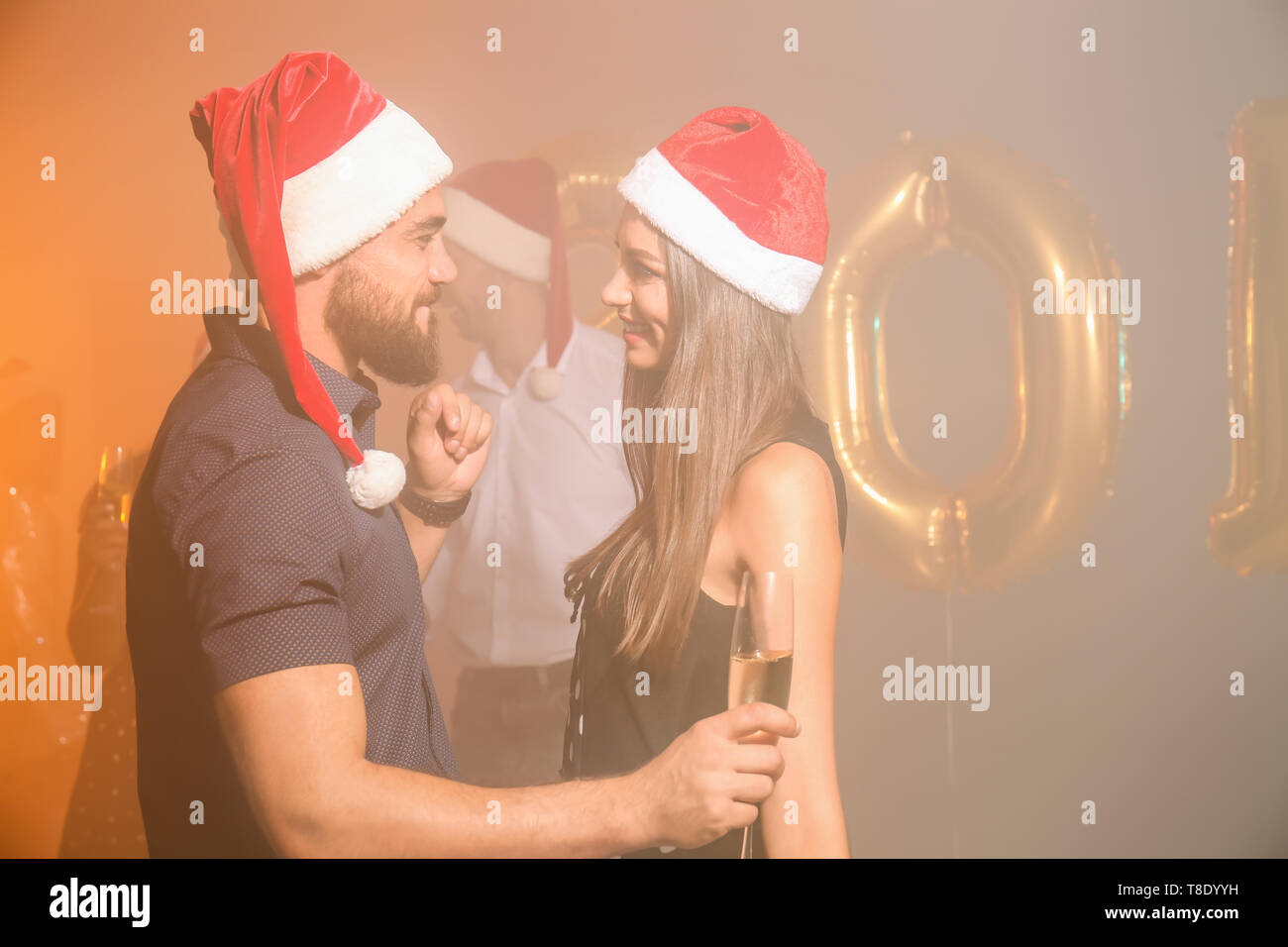 Junges Paar, das Spaß an der Weihnachtsfeier Stockfoto