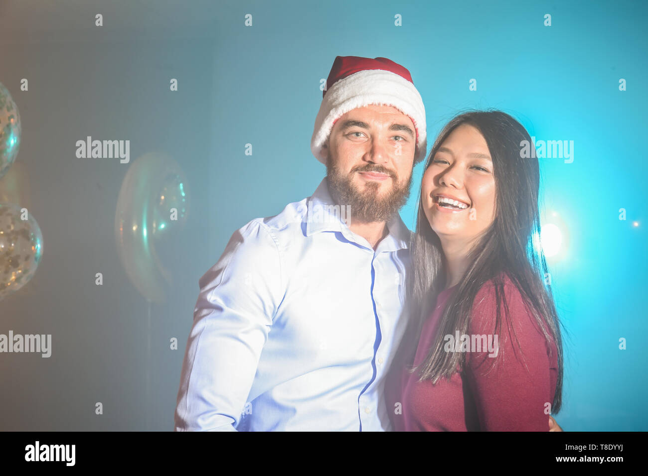 Junges Paar, das Spaß an der Weihnachtsfeier Stockfoto