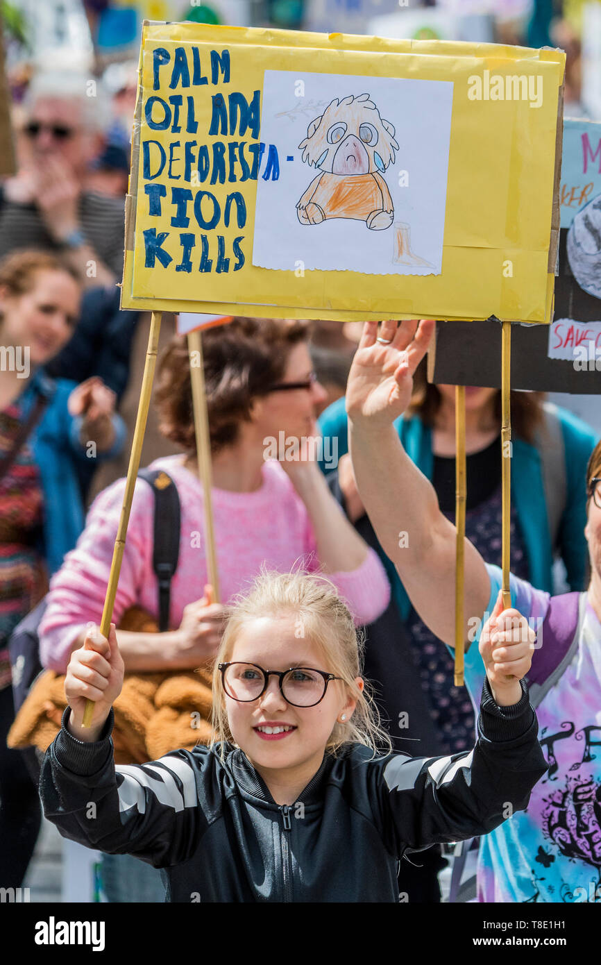 London, Großbritannien. 12. Mai 2019. Bis Piccadilly marschieren - ein März organisierten von Müttern Aufkommen und vom Aussterben Rebellion unterstützt, wird von Tausenden Mütter, ihre Kinder und Partner - von Piccadilly zum Parliament Square besucht. Sie marschierten sie zum Markieren der Not, dass Sie glauben, es gibt nur 11 Jahre verlassen, bevor es zu spät ist, ihre Kinder von einem Klima Katastrophe zu bewahren. Dies ist Teil der laufenden ER Protest gegen die Maßnahmen der britischen Regierung auf die "klimakrise" verlangen. Die Aktion ist Teil einer international koordinierten protestieren. Credit: Guy Bell/Alamy leben Nachrichten Stockfoto