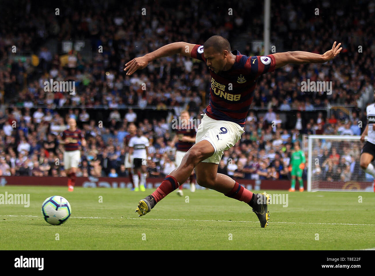 Salomon Rondon von Newcastle United in Aktion. Premier League match, Fulham v Newcastle Utd im Craven Cottage in London am Sonntag, den 12. Mai 2019. Dieses Bild dürfen nur für redaktionelle Zwecke verwendet werden. Nur die redaktionelle Nutzung, eine Lizenz für die gewerbliche Nutzung erforderlich. Keine Verwendung in Wetten, Spiele oder einer einzelnen Verein/Liga/player Publikationen. pic von Steffan Bowen/Andrew Orchard sport Fotografie/Alamy leben Nachrichten Stockfoto