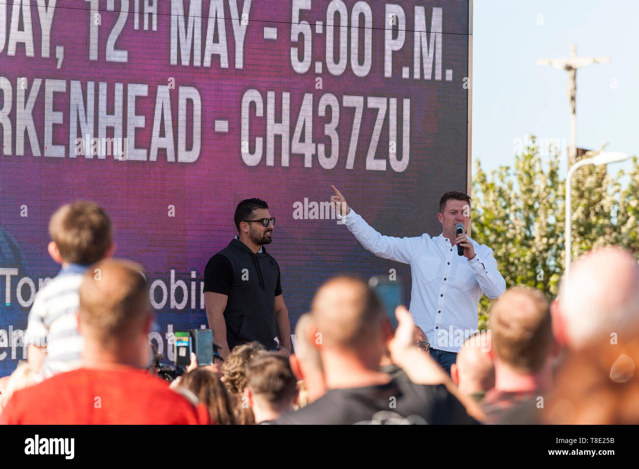 Wirral, Großbritannien. 12. Mai 2019. Rechtsextreme Aktivist, Tommy Robinson, who's Real Name ist Stephen Yaxley-Lennon, hält eine Kundgebung in der Buchenholz Bereich Birkenhead, Wirral. Der Gründer der English Defence League (EDL), ist er Kundenwerbung ein Abgeordneter zu werden, als unabhängiger Kandidat für die North West, bei den bevorstehenden Wahlen zum Europäischen Parlament. Sein Besuch in der Bereich nicht begrüßt worden, und es wurde eine große Zahl von Demonstranten. Polizei waren anwesend, um den Frieden zu halten. Credit: Paul Warburton/Alamy leben Nachrichten Stockfoto