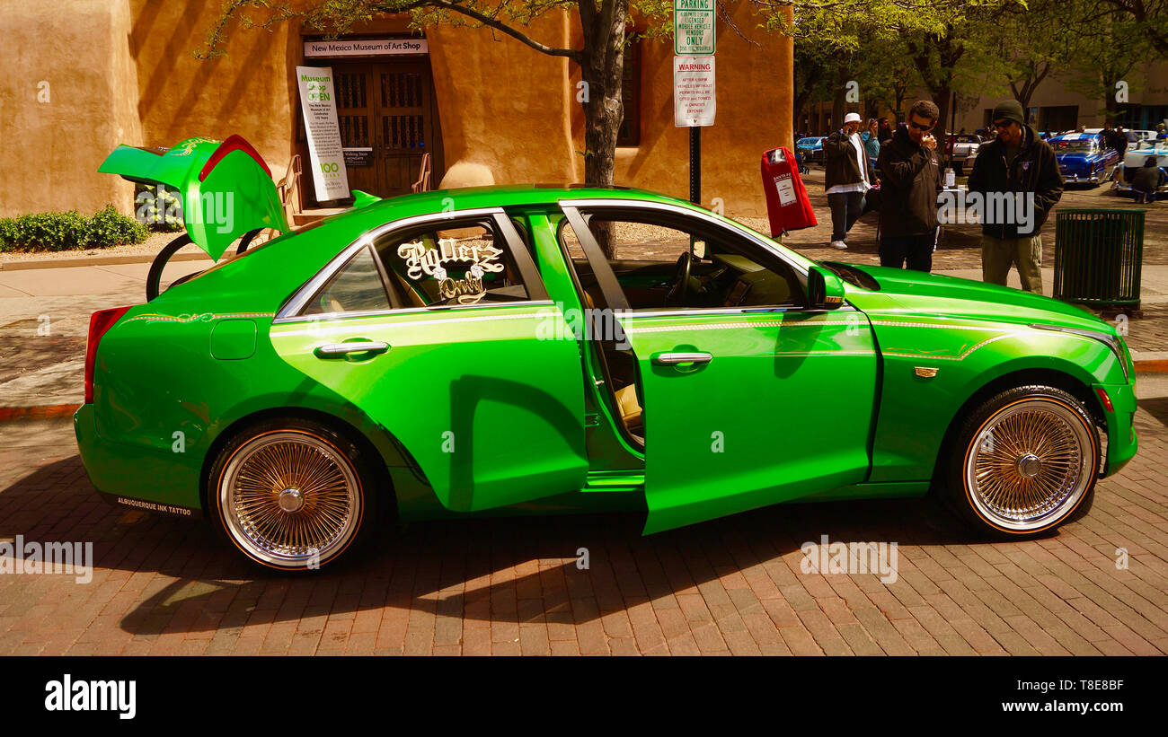 Santa Fe, USA. 12. Mai 2019. Ein lowrider ist auf Anzeige an der Lowrider Feier und Gemeinschaft Tag in Santa Fe, der US-Bundesstaat New York, am 11. Mai 2019. Die Veranstaltung feierte der langen Geschichte der Chicano Gemeinschaft in New Mexiko. Lowrider sind Fahrzeuge, die erheblich gesenkt wurden, und haben in der Regel hydraulisch oder Airbag-Systeme, die den Verkehr von Fahrzeugen auf Befehl der Eigentümer angehoben oder abgesenkt werden. Credit: Richard Lakin/Xinhua/Alamy leben Nachrichten Stockfoto