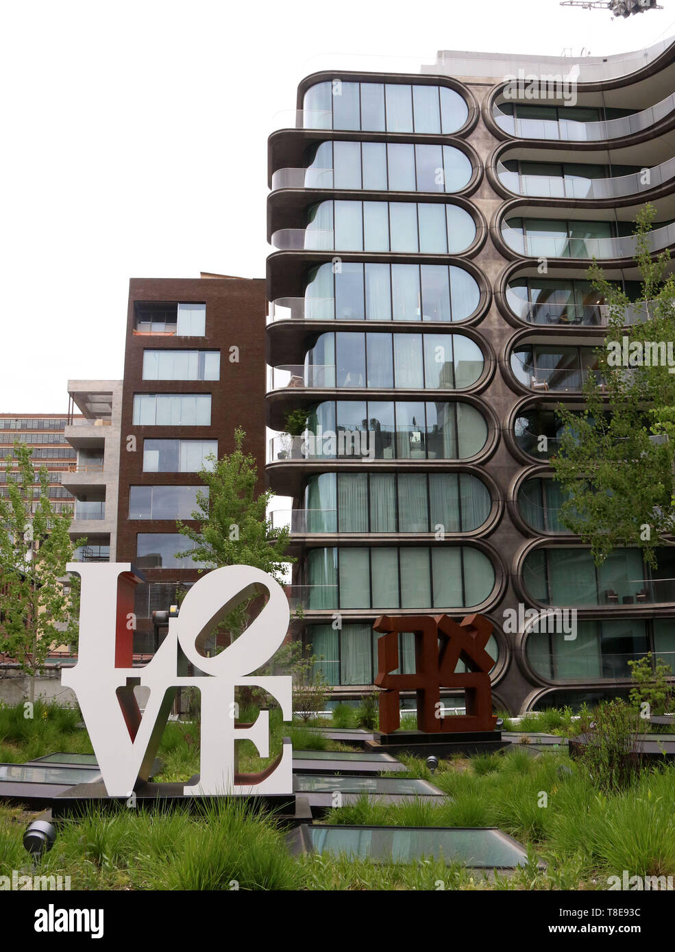 New York City, New York, USA. 12. Mai 2019. Künstler Robert Indiana Pop Art 'Liebe' und Hebräisch (ahava) Skulpturen auf Anzeige entlang der High Line. Die Werke können an kasmin Galerien Dachgarten gesehen werden. Es gibt drei Skulpturen mit dem Wort "Liebe", in Englisch "Amor" und einer in Hebräisch (ahava) und eines in englischer Sprache Quelle: Nancy Kaszerman/ZUMA Draht/Alamy leben Nachrichten Stockfoto