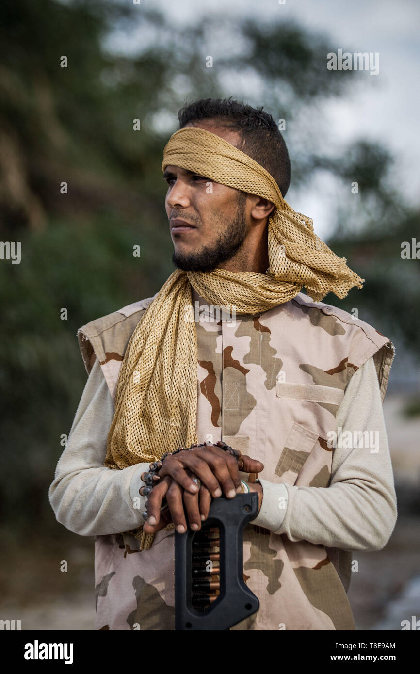 Tripolis, Libyen. 12. Mai 2019. Ein Kämpfer aus Kräften der UN-backed libysche Regierung wird während der Auseinandersetzungen mit der Libyschen National Army (LNA) Truppen an der Al-Yarmook frontline in Tripolis, Libyen, am 12. Mai 2019 gesehen. Der Weltgesundheitsorganisation zufolge mehr als 400 Menschen getötet und mindestens 2.000 verwundeten seit Anfang April mit 11 zusätzliche Krankenwagen betroffen sind oder Sicherheiten Schaden erlitten hat. Credit: Amru Salahuddien/Xinhua/Alamy leben Nachrichten Stockfoto