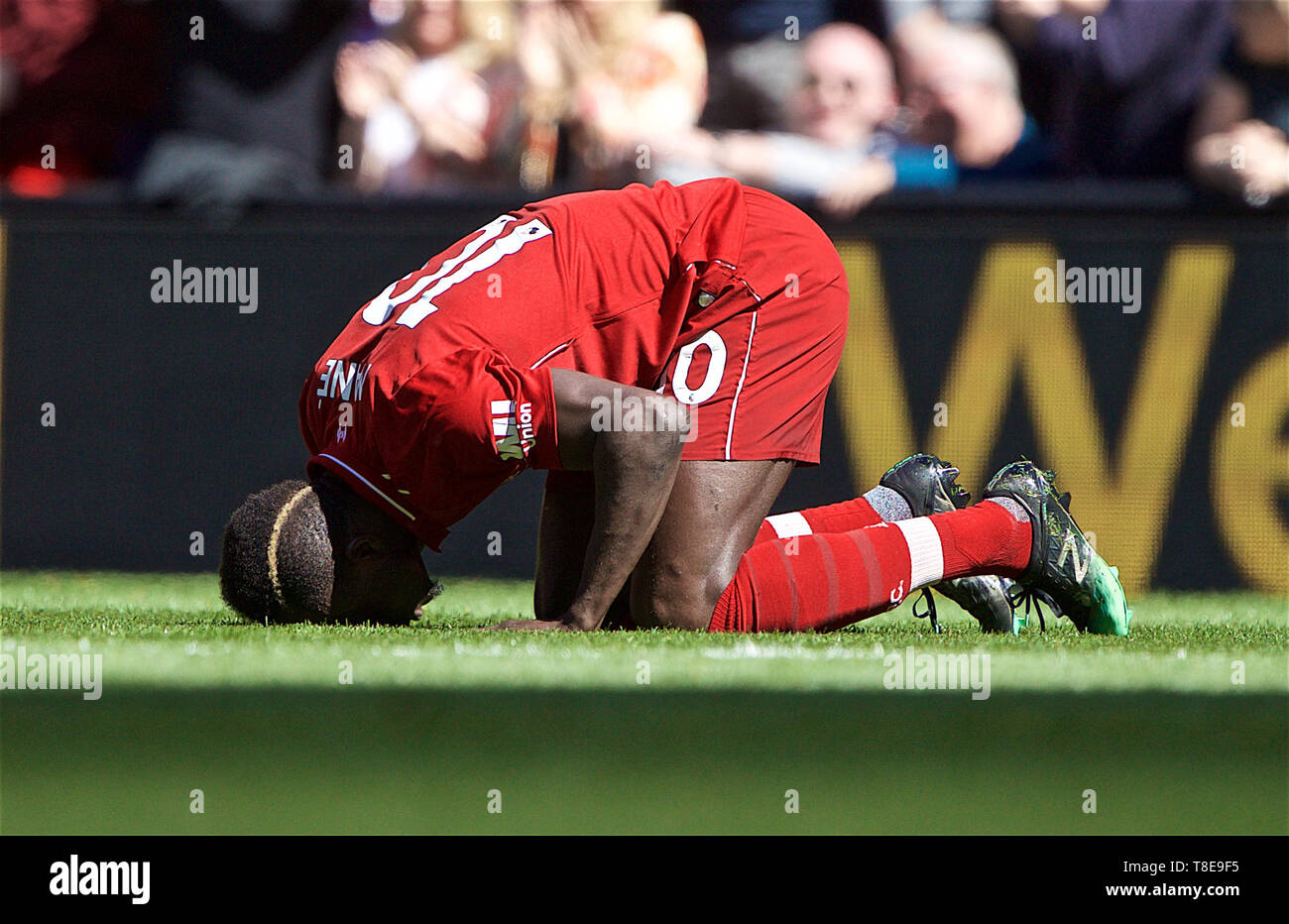 Liverpool. 13. Mai, 2019. Liverpools Sadio Mähne feiert zählen während der abschließenden Englische Premier League Spiel der Saison zwischen Liverpool und Wolverhampton Wanderers bei Anfield in Liverpool, Großbritannien am 12. Mai 2019. Liverpool gewann 2-0. Quelle: Xinhua/Alamy leben Nachrichten Stockfoto