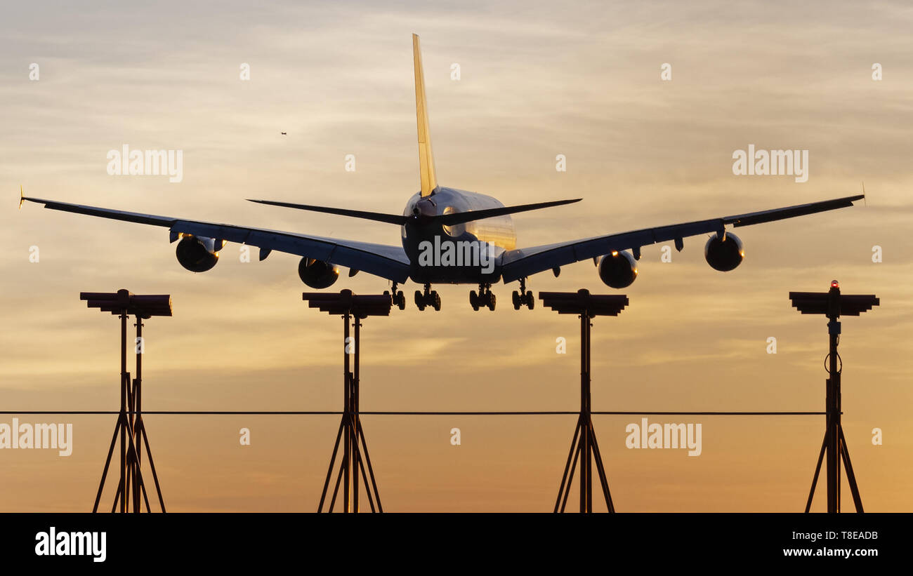 Richmond, British Columbia, Kanada. 8. Mai, 2019. Einen British Airways Airbus A 380-841 (G-XLEF) jetliner von der untergehenden Sonne landet auf Vancouver International Airport. Credit: bayne Stanley/ZUMA Draht/Alamy leben Nachrichten Stockfoto