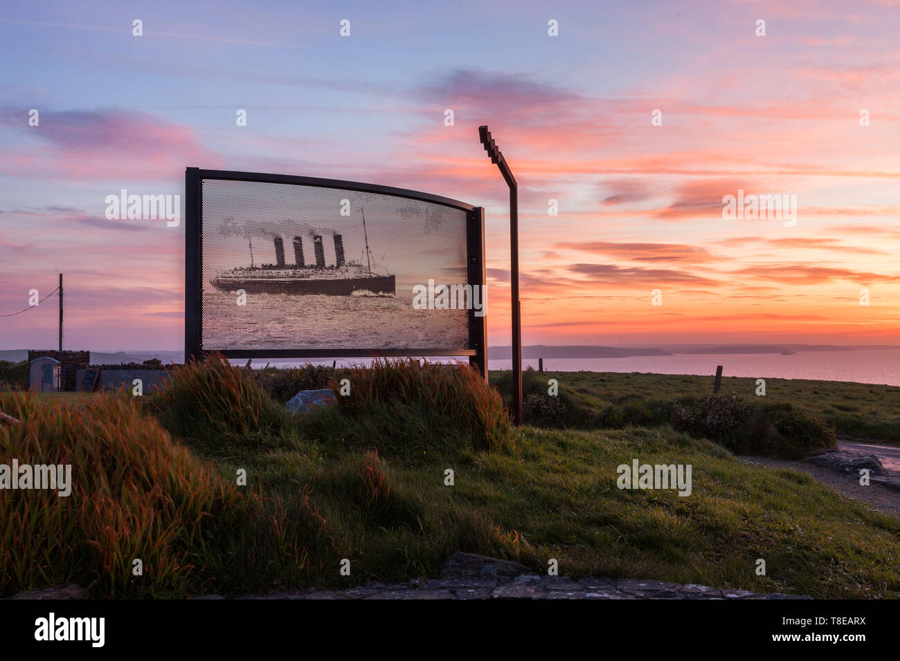 Alten Kopf von Kinsale, Cork, Irland. 13. Mai, 2019. Eine Picture-Perf Skulptur der Liner Lusitania, die im Memorial Garden an der alten Kopf von Kinsale installiert wurde. Der Liner wurde von einem deutschen U-Boot am 7. Mai 1915 gesunken etwa 11 Meilen vor der Küste von Cork mit dem Verlust von 1193 leben. Stockfoto