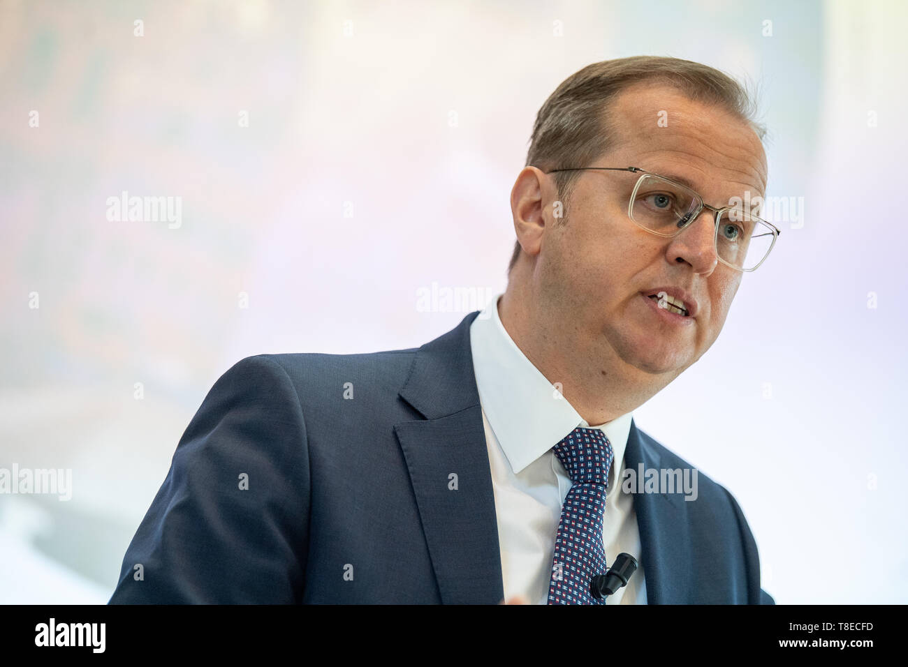 Stuttgart, Deutschland. 13. Mai, 2019. Jörg Stratmann, Geschäftsführer der Mahle GmbH, spricht auf der Bilanzpressekonferenz der Automobilzulieferer Mahle. Credit: Fabian Sommer/dpa/Alamy leben Nachrichten Stockfoto