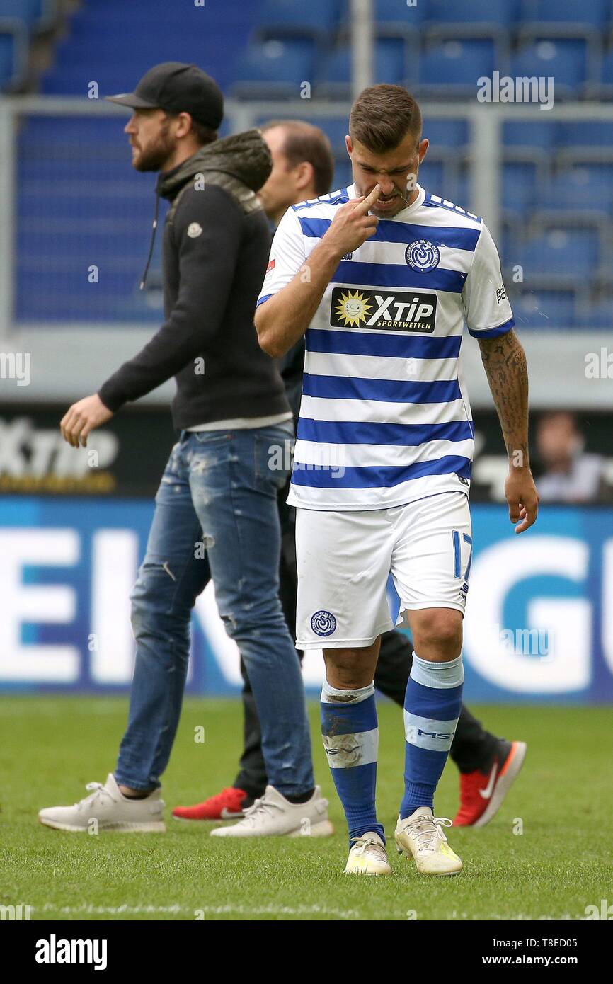 Duisburg, Deutschland. 12. Mai 2019. firo: 12.05.2019 Fußball, 2. Bundesliga, Saison 2018/2019 MSV Duisburg - FC Heidenheim Kevin Wolze (Nr. 17, MSV Duisburg) enttäuscht. | Verwendung der weltweiten Kredit: dpa/Alamy leben Nachrichten Stockfoto