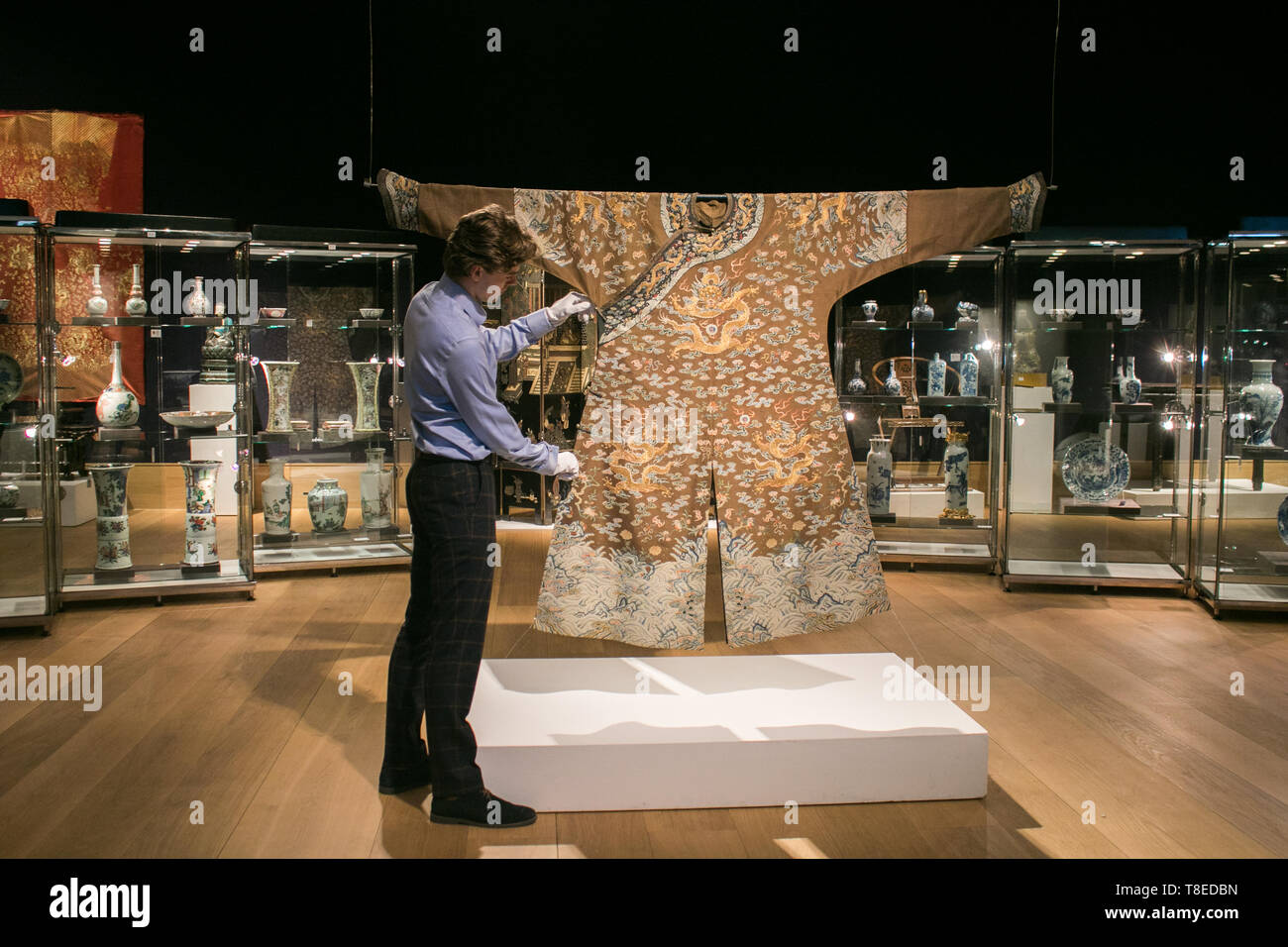 London, Großbritannien. 13. Mai, 2019. Eine seltene Imperial Kastanie - Boden gaze Seide Sommer 'Dragon' Robe, Jifu, est. £ 50.000 - 80.000. Foto Aufruf zur feinen chinesischen und japanischen Vertrieb bei Bonhams New Bond Street Credit: Amer ghazzal/Alamy leben Nachrichten Stockfoto