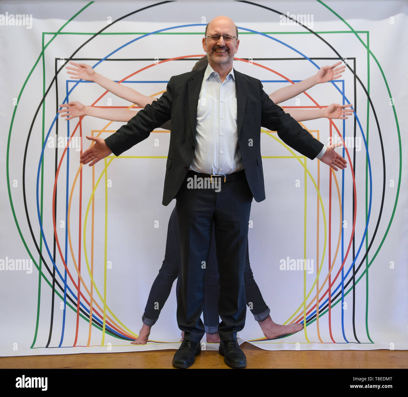 Hessen, Deutschland. 13 Mai 2019, 13. Mai 2019, Hessen, Gießen: Albrecht Beutelspacher, Direktor des interaktiven Museums 'Mathematikum", steht vor der Leonardo mann Ausstellung, ein "VITRUVIANISCHE proportional Studie'. Besucher können in der Ausstellung "Auf den Spuren von Leonardo da Vinci zu berühren. An rund 20 Stationen und Ausstellungen, Sie können es ausprobieren, ob die Maschinen gezeichnet von der Renaissance Künstler wirklich Arbeiten und was verbirgt sich hinter seine Ideen. Die Show "Leonardo in das Mathematikum" vom 18. Mai 2019 bis zum 29. März 2020. Quelle: dpa Picture alliance/Alamy leben Nachrichten Stockfoto