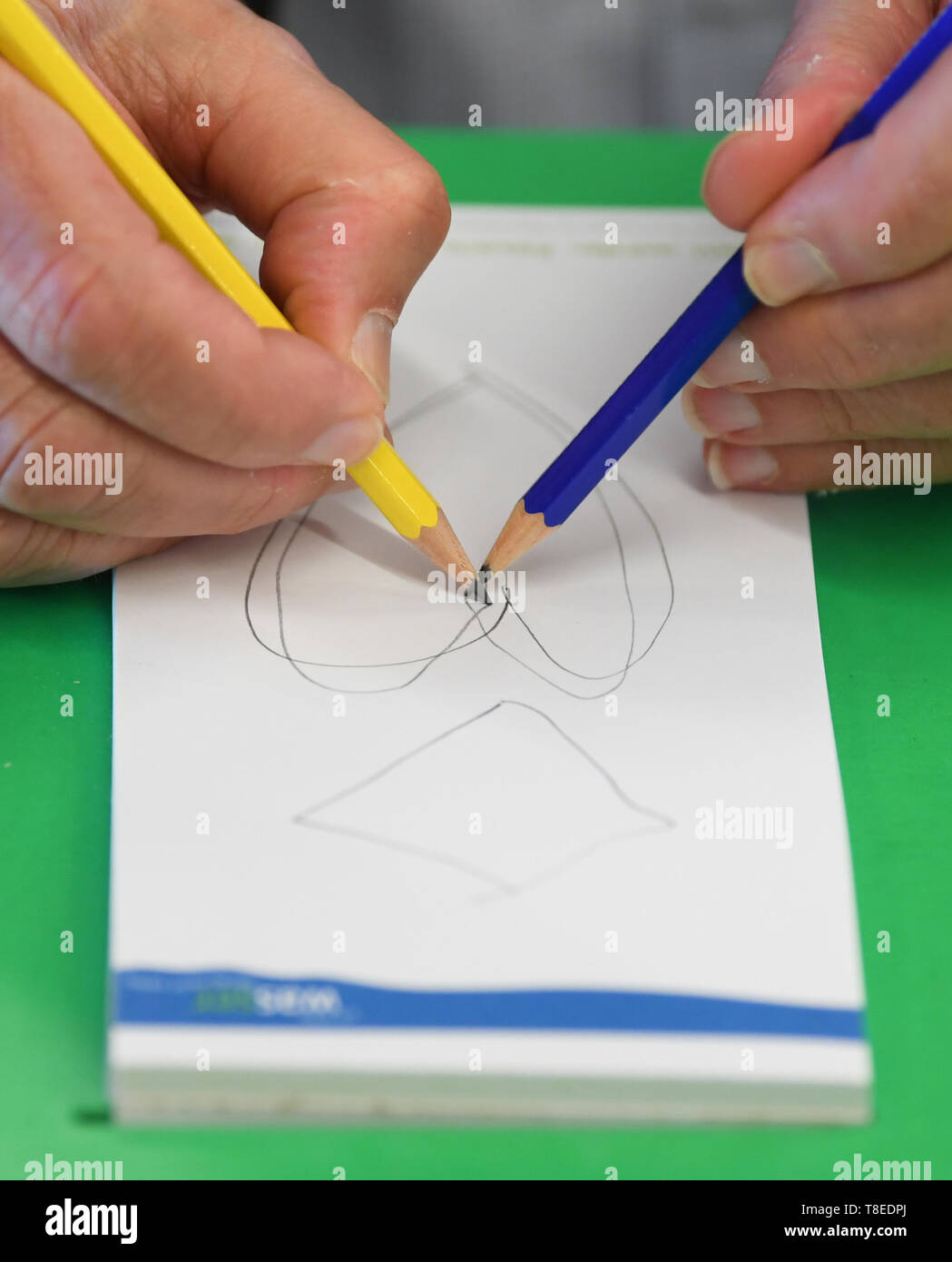 Hessen, Deutschland. 13 Mai 2019, 13. Mai 2019, Hessen, Gießen: Albrecht Beutelspacher, Direktor des interaktiven Museums 'Mathematikum", zeigt in einer Sonderausstellung ein Experiment in Zeichnung mit beiden Händen. Besucher können in der Ausstellung "Auf den Spuren von Leonardo da Vinci zu berühren. An rund 20 Stationen und Ausstellungen, Sie können es ausprobieren, ob die Maschinen gezeichnet von der Renaissance Künstler wirklich Arbeiten und was verbirgt sich hinter seine Ideen. Die Show "Leonardo in das Mathematikum" vom 18. Mai 2019 bis zum 29. März 2020. Quelle: dpa Picture alliance/Alamy leben Nachrichten Stockfoto