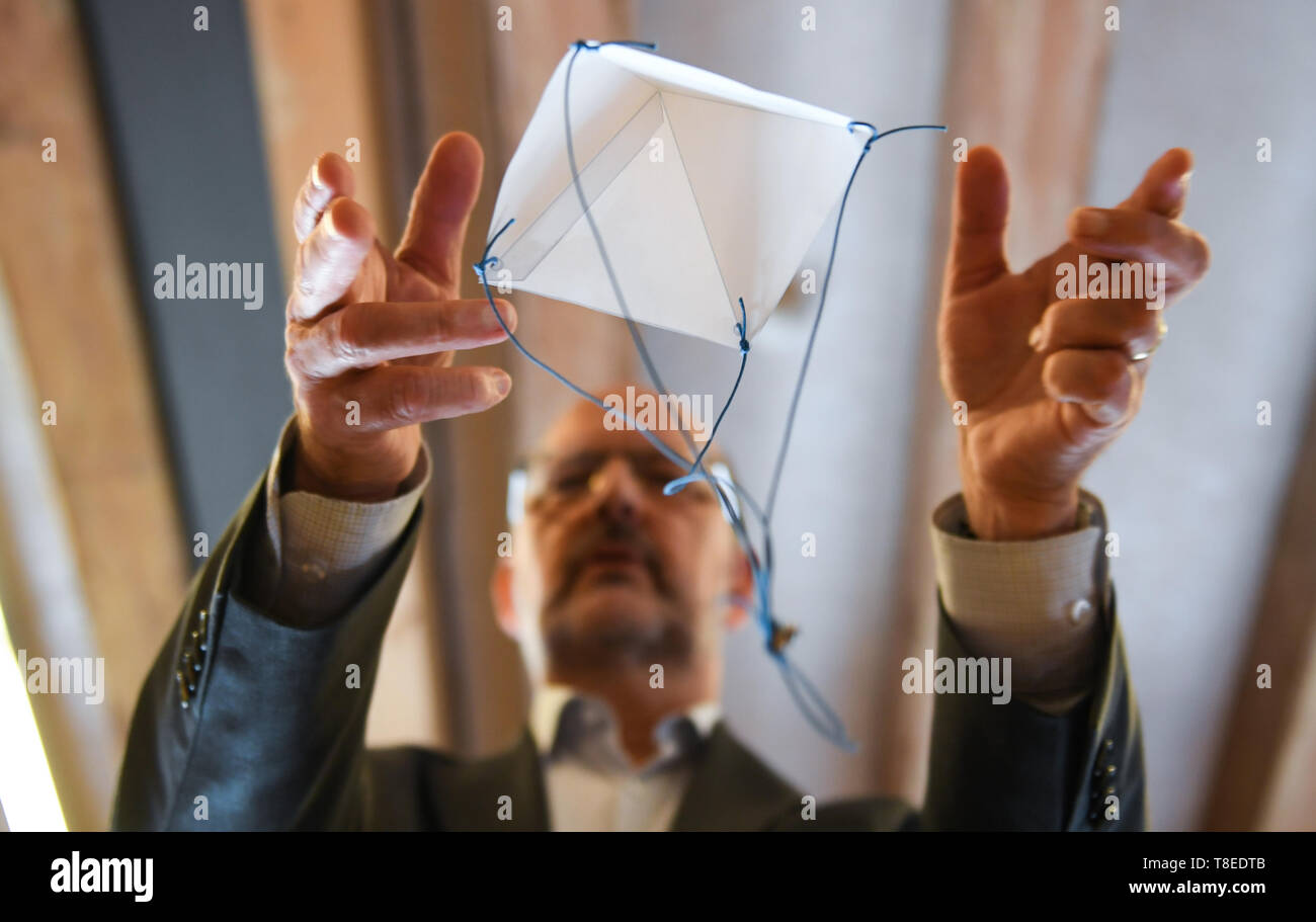 Hessen, Deutschland. 13 Mai 2019, 13. Mai 2019, Hessen, Gießen: Albrecht Beutelspacher, Direktor des interaktiven Museums 'Mathematikum", präsentiert ein da Vinci Fallschirm in einer Sonderausstellung. Besucher können in der Ausstellung "Auf den Spuren von Leonardo da Vinci zu berühren. An rund 20 Stationen und Ausstellungen, Sie können es ausprobieren, ob die Maschinen gezeichnet von der Renaissance Künstler wirklich Arbeiten und was verbirgt sich hinter seine Ideen. Die Show "Leonardo in das Mathematikum" vom 18. Mai 2019 bis zum 29. März 2020. Quelle: dpa Picture alliance/Alamy leben Nachrichten Stockfoto