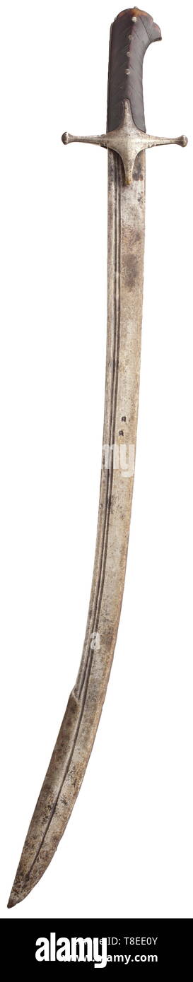 Die Osmanische karabbela, um 1700 Robuste 1-Klinge mit Verbreitertem, double-edged. Zwei schmale Fullers auf beiden Seiten, eine Ausweitung auf den Punkt. Die Vorderseite Struck mit zwei Sägezahn Markierungen, die Rückseite mit zwei kleinen Augen. Iron Cross-Guard mit languet, die facettierten quillons leicht an der Schulter gemeißelt. Original griff der Dunklen horn Abfackeln nach oben, aussen mit typischen Chevron Muster. Das Bügeleisen Griffschlaufe unvollständig. Länge 85,5 cm. historischen, geschichtlichen, Ottomane, Orient, Orientalisch, Asien, Asiatisch, 18. Jahrhundert, Additional-Rights - Clearance-Info - Not-Available Stockfoto