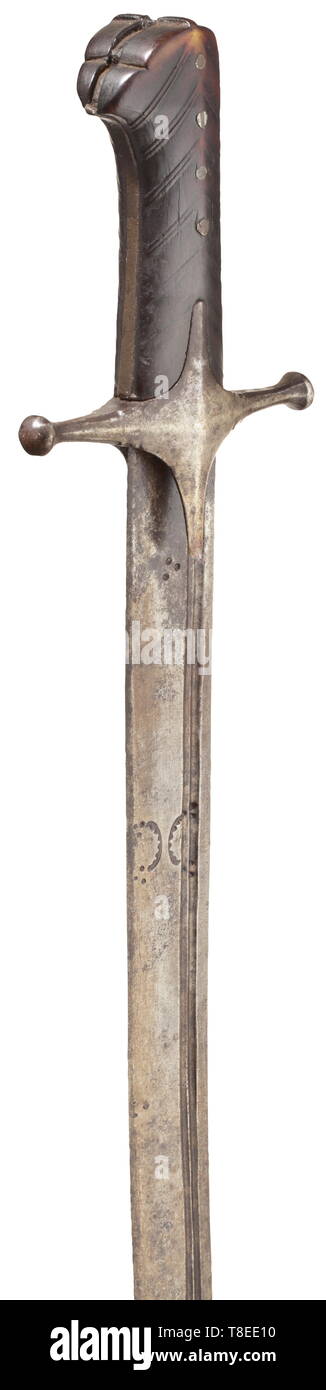 Die Osmanische karabbela, um 1700 Robuste 1-Klinge mit Verbreitertem, double-edged. Zwei schmale Fullers auf beiden Seiten, eine Ausweitung auf den Punkt. Die Vorderseite Struck mit zwei Sägezahn Markierungen, die Rückseite mit zwei kleinen Augen. Iron Cross-Guard mit languet, die facettierten quillons leicht an der Schulter gemeißelt. Original griff der Dunklen horn Abfackeln nach oben, aussen mit typischen Chevron Muster. Das Bügeleisen Griffschlaufe unvollständig. Länge 85,5 cm. historischen, geschichtlichen, Ottomane, Orient, Orientalisch, Asien, Asiatisch, 18. Jahrhundert, Additional-Rights - Clearance-Info - Not-Available Stockfoto