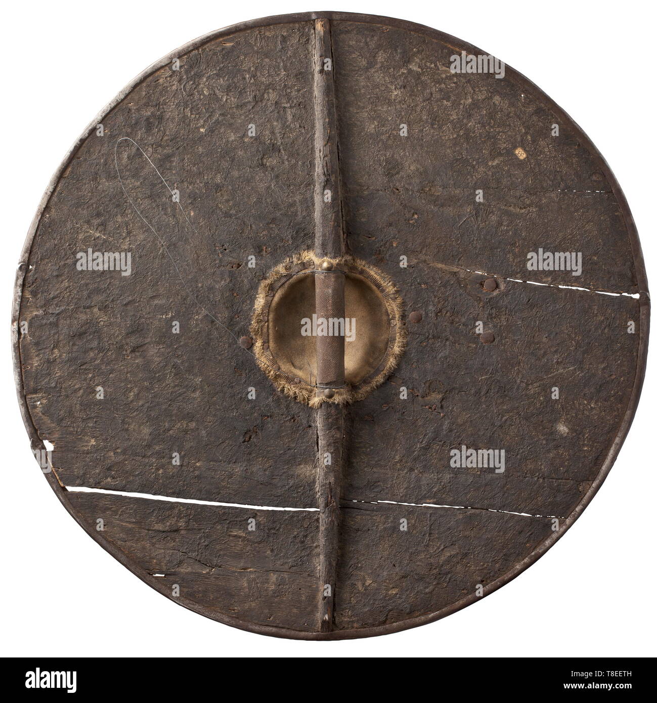 Eine seltene Spanische runden Holz- Fechten buckler Späten 16./frühen 17. Jahrhundert. Der flachen konvexe Leichtbau, mit zentraler Aussparung für die Hand über der Außenseite durch eine gewölbte Iron Chef, seine Basis Erweitern eines vier-spitz Rosette dekoriert mit symmetrischen Mustern der geschlitzten Ranken, die Innenfläche der Hand-Guard mit seinem ursprünglichen Innenfutter aus Leder und Textil Fringe, mit einem seitlichen Verstärkung Balken horizontal über den inneren Durchmesser ausgestattet und auch die Bildung der einzigen Griff, letztere mit ihrer ursprünglichen Griffwicklung aus, Additional-Rights - Clearance-Info - Not-Available Stockfoto