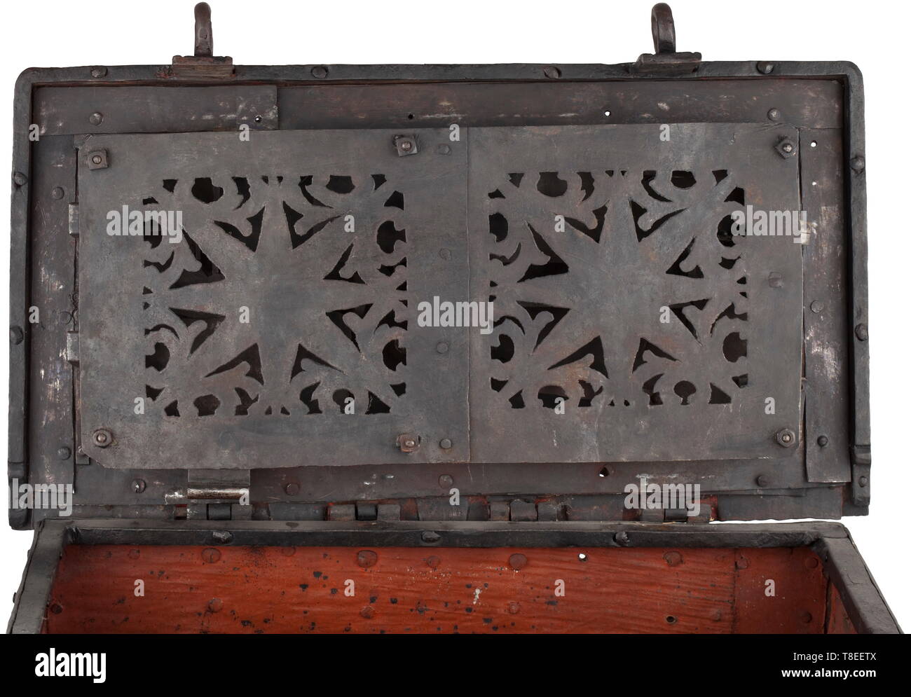 Eine schwere Deutsche strong-Box, um 1700 Rechteckgehäuse aus Eisenblech mit breiter gemacht, genietete Lasche Armaturen. Auf der Vorderseite ein falscher Schlüsselloch mit gejagt, durchbrochenen Rosette. Der Klappdeckel mit zentralen Schlüsselloch, federbelasteten Schlüsselloch. Mechanismus mit sieben Verriegelungen, der Schlüssel ist ein Austausch. Openwork Abdeckplatte mit Stern Motiv. Die vordere Seite mit zwei Haspen für Vorhängeschlösser, zwei beweglichen Tragegriffe an den Seiten. Abmessungen 46 x 85 x 46 cm. historischen, geschichtlichen, Kunsthandwerk, Handwerk, Handwerk, Objekt, Objekte, Stills, Clipping, Blechschrott, Additional-Rights - Clearance-Info - Not-Available Stockfoto