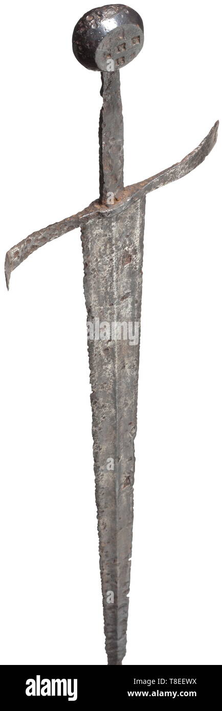 Ein Spätmittelalterlicher ritterlichen Schwert wohl Italienisch, Ende des 15. Jahrhunderts. In ausgegraben, mit Doppel-, Hohl umrandete-Blade mit einem medial Ridge läuft über die gesamte Länge auf beiden Seiten, verjüngt sich von einer breiten Basis zu einer langen, schmalen Punkt gebildet, eine Seite mit einer kleinen Serie von Marken die Spuren von schutzstahlblech, horizontal recurved Querstück des Spatelförmig Form, und abgeschrägte ovalen Knauf mit jedem Gesicht zentral abgeflacht und schlug mit einem dekorativen kreuzförmige Anordnung der fünf Quadrate mit jeweils einem angehobenen Pellet gefüllt. Klinge 78,5 cm. Overal, Additional-Rights - Clearance-Info - Not-Available Stockfoto