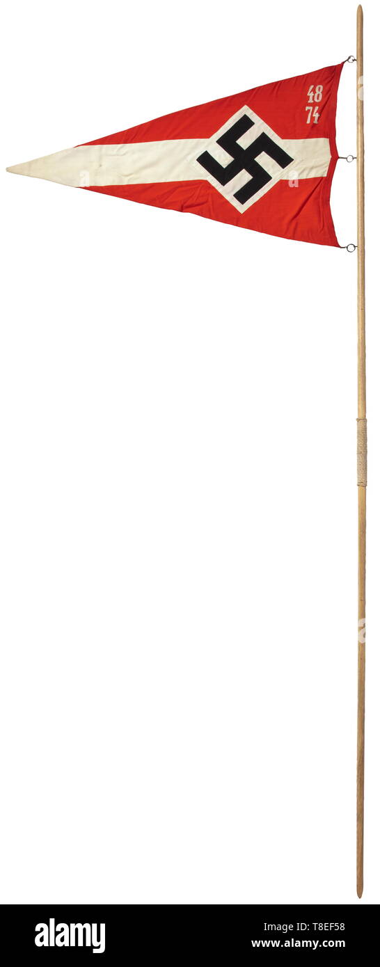 Ein Bund der Deutschen Mädchen Wimpel '48/74' mit dem seltenen Fahnenmast der Wimpel aus mehreren Abschnitten der roten und weißen Stoff, das Zentrum mit einer angewandten Hakenkreuz, eine '48' über '74' in Weiß Kettenstich Stickerei an den oberen Ecken (untergau Bezirk Hannover, Niedersachsen). Ca. 98 x 54 cm. Angehängt von drei Schnapphaken auf der hellen Eichenmöbeln Fahnenmast mit einer unleserlichen RZM Stempel über dem Griff wickeln. Gesamtlänge Ca. 255 cm. historischen, historische, 20. Jahrhundert, 1930er Jahre, Bund Deutscher Mädchen, Band der Deutschen Jungfrauen, Jugendorganisation, Jugendorganisationen, NS, nationalen Soci, Editorial-Use - Nur Stockfoto