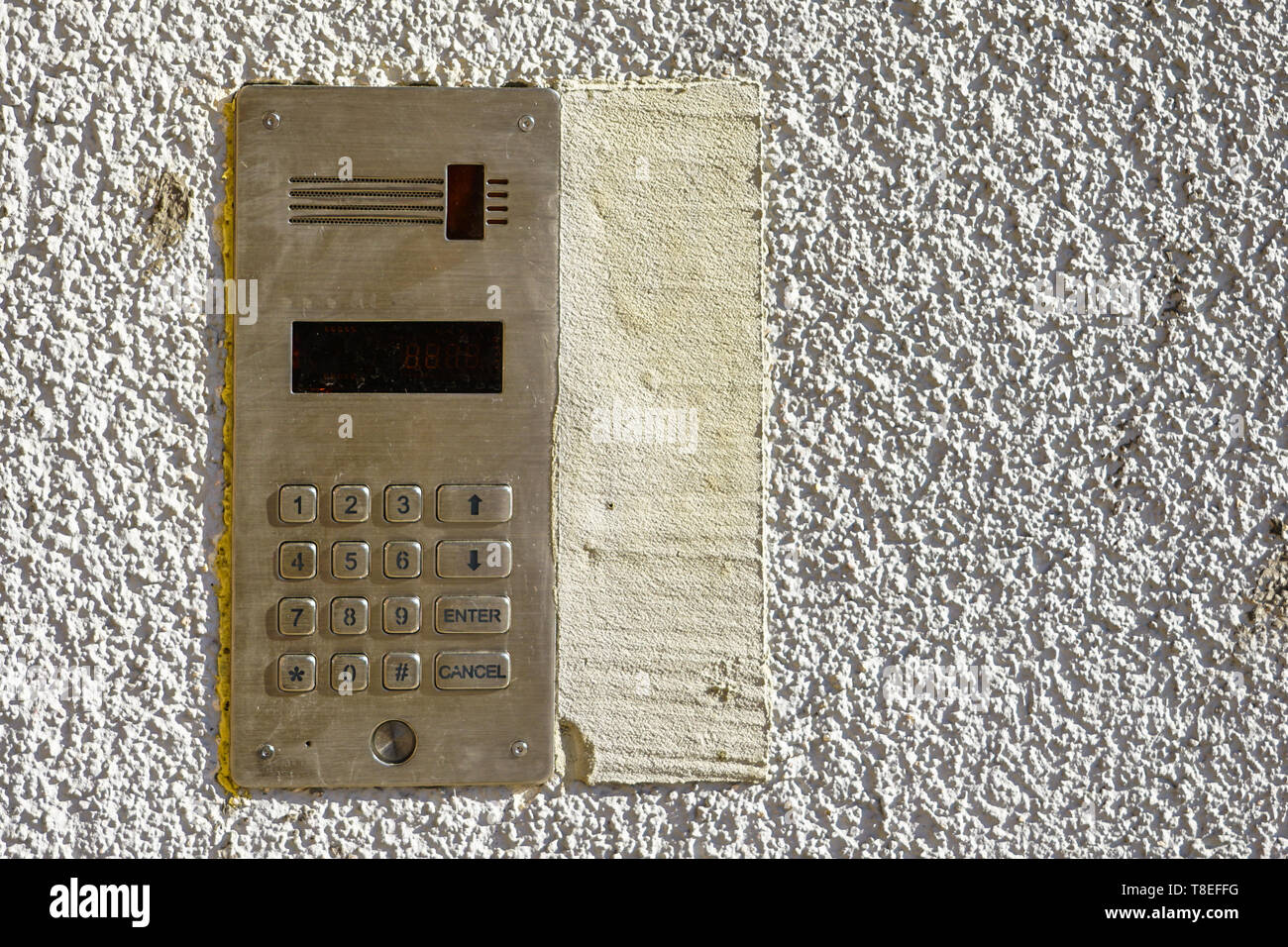 Access Control Türkasten mit Ziffernblock auf weißem Hintergrund Stockfoto