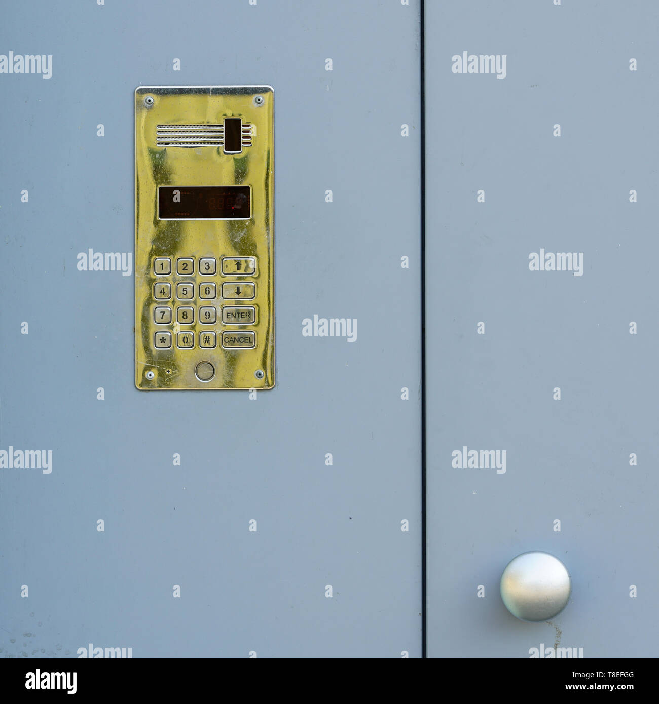 Access Control Türkasten mit Ziffernblock auf grauem Hintergrund Stockfoto