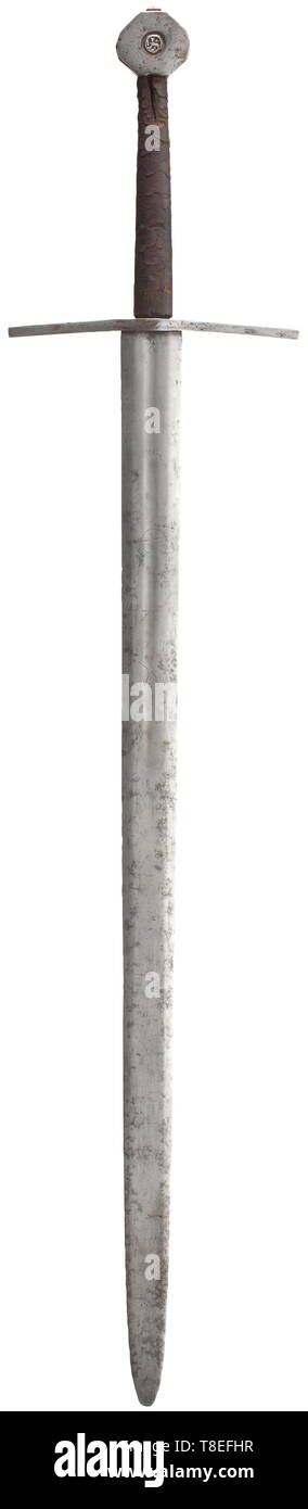 Einem deutschen mittelalterlichen 'große' Schwert circa 1400. Mit langen breiten zweischneidige Klinge, die untere Hälfte mit einem breiten flachen Fuller auf beiden Seiten, der Abgeflachten Sechskant über dem Median, Abflachung in Richtung zu einer kurzen Punkt, und Schnitt mit drei Markierungen auf den jeweiligen Seiten wiederholt, ein Running Wolf, eine Kugel mit einem Kreuz gefüllt, die letzten wahrscheinlich ein Paar von Schwertern am gegenüberliegenden diagonalen und jeweils mit Spuren von schutzstahlblech Inlay, später Eisernen Steg und Knauf, Letzteres versenkt in der Mitte und mit einem silbernen roundel Cast mit einer heraldischen b, Additional-Rights - Clearance-Info - Not-Available eingestellt Stockfoto