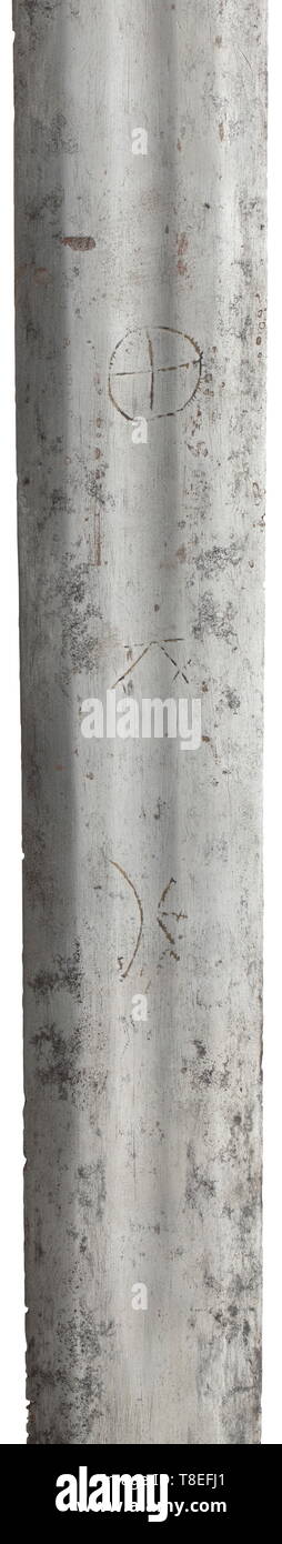 Einem deutschen mittelalterlichen 'große' Schwert circa 1400. Mit langen breiten zweischneidige Klinge, die untere Hälfte mit einem breiten flachen Fuller auf beiden Seiten, der Abgeflachten Sechskant über dem Median, Abflachung in Richtung zu einer kurzen Punkt, und Schnitt mit drei Markierungen auf den jeweiligen Seiten wiederholt, ein Running Wolf, eine Kugel mit einem Kreuz gefüllt, die letzten wahrscheinlich ein Paar von Schwertern am gegenüberliegenden diagonalen und jeweils mit Spuren von schutzstahlblech Inlay, später Eisernen Steg und Knauf, Letzteres versenkt in der Mitte und mit einem silbernen roundel Cast mit einer heraldischen b, Additional-Rights - Clearance-Info - Not-Available eingestellt Stockfoto